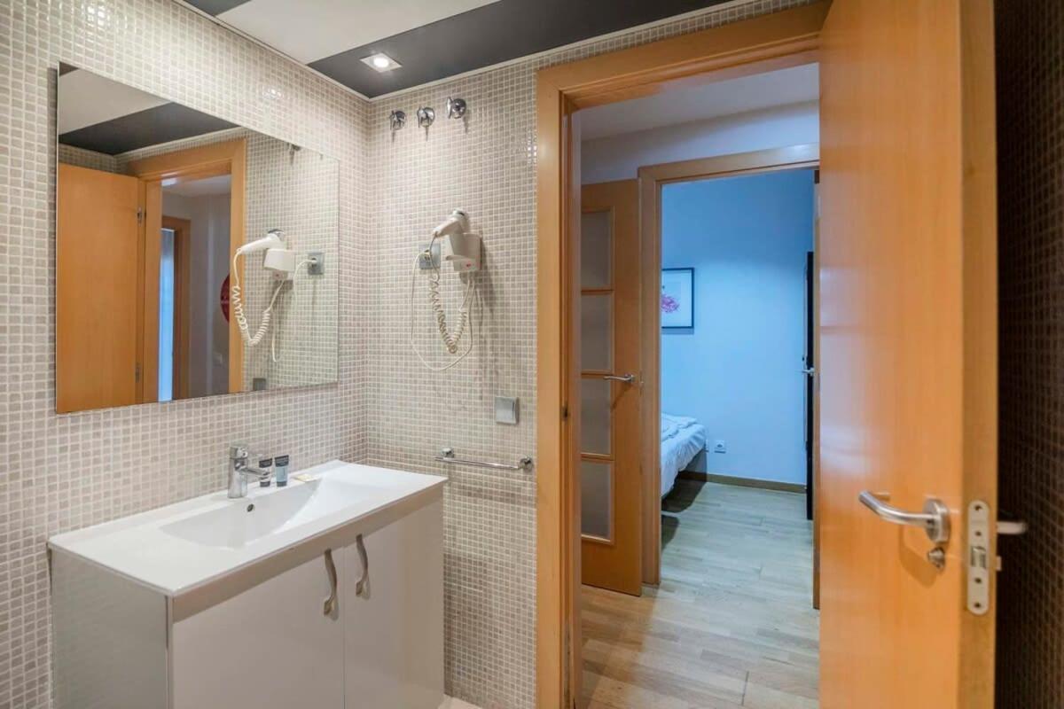 Apartamento 2 Bedroom With Balcony In Eixample 1-1 *