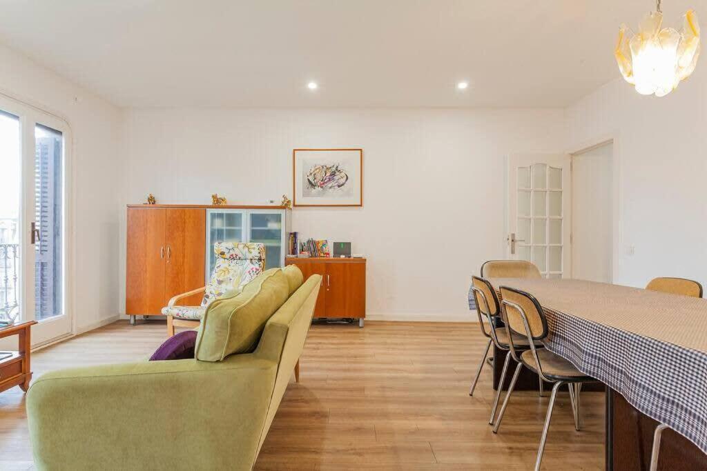 Big For 14 In The Heart Of Eixample Appartement