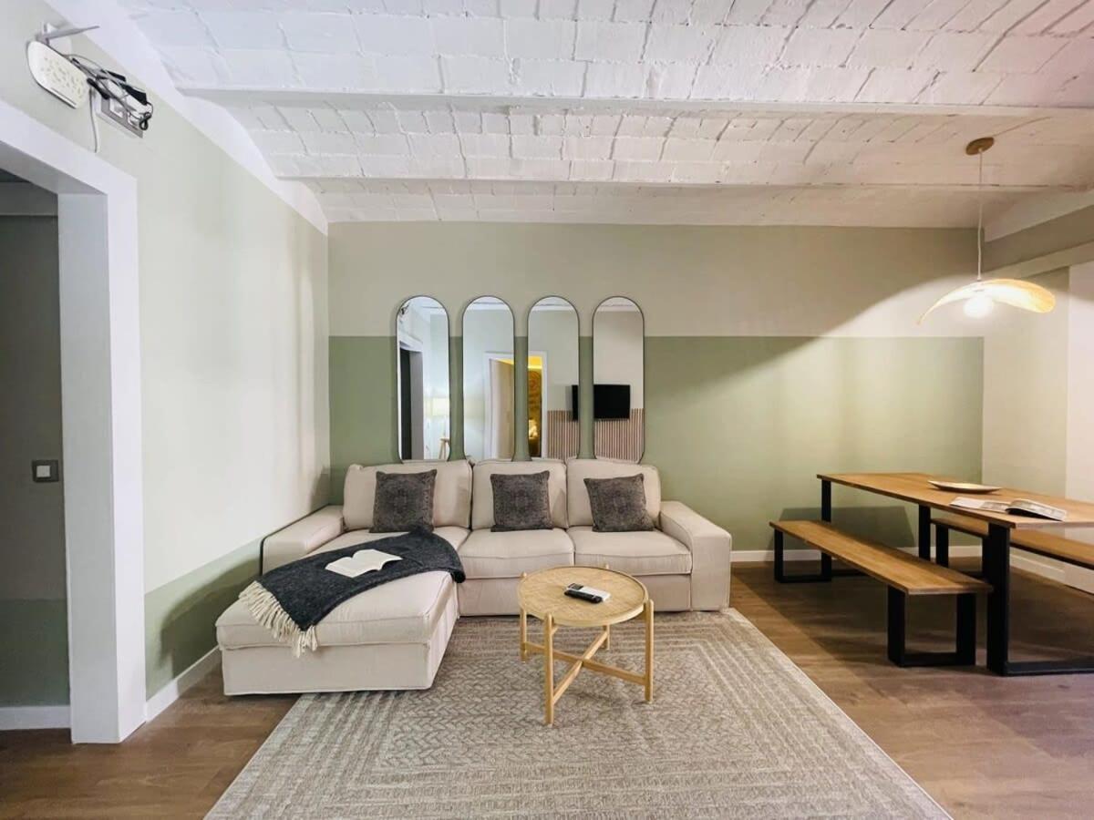 Plaza Catalunya Recently Renovated 5bd-4bth Appartement *