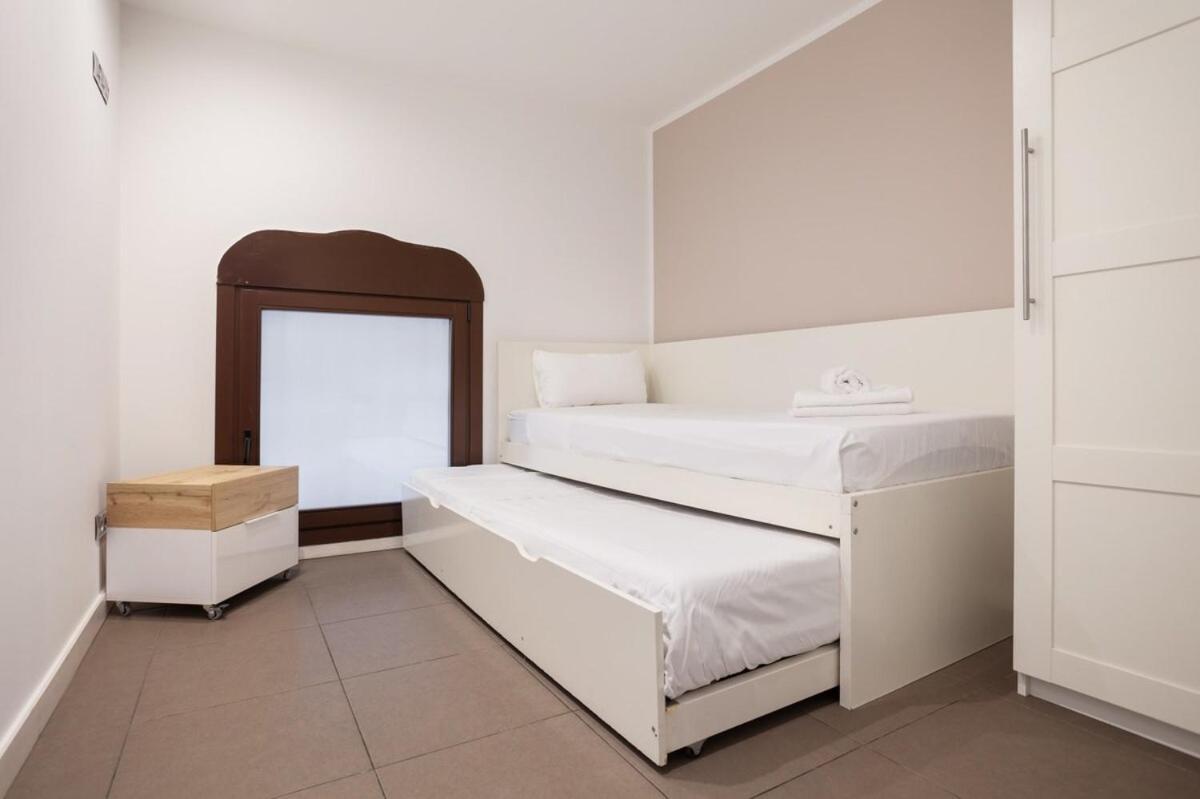 Holiday home Modern And Bright 4bd Triplex In Paralel!