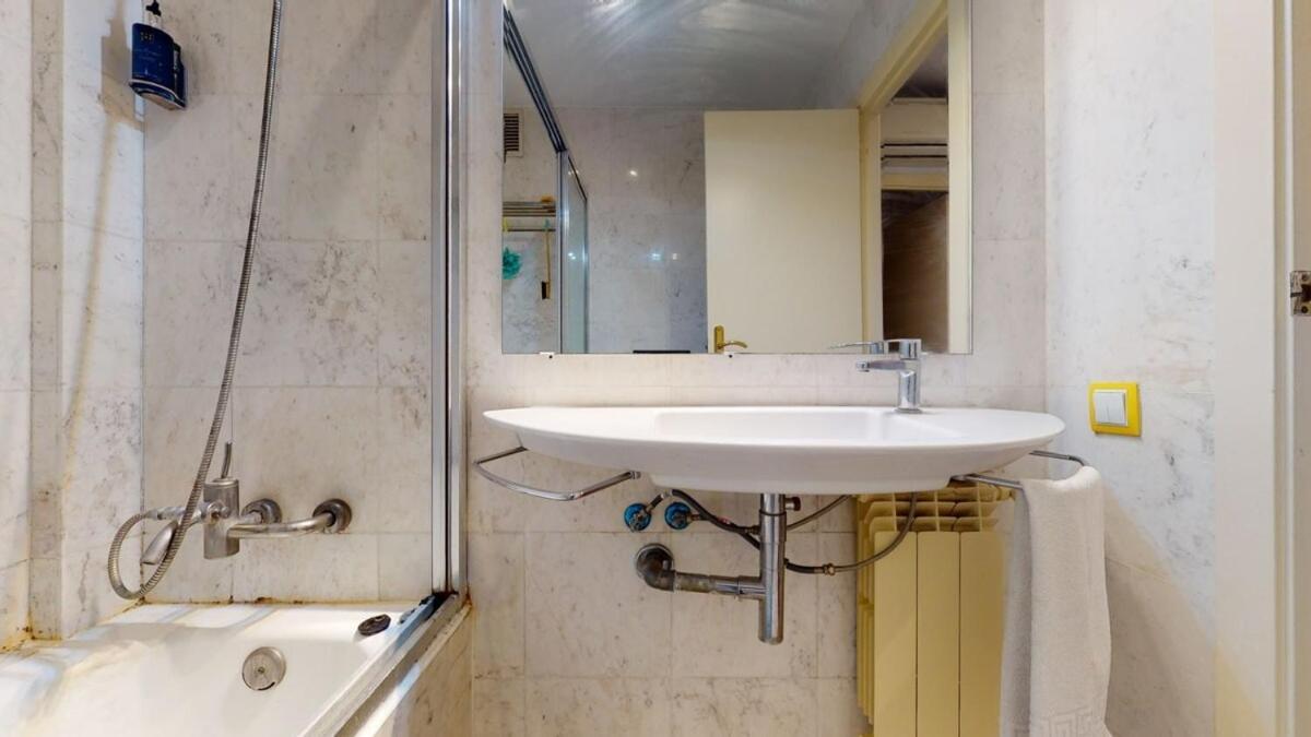 Appartement Modern And Bright Three-bedroom In Eixample Barcelona