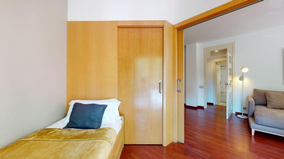 Appartement Modern And Bright Three-bedroom In Eixample Barcelona