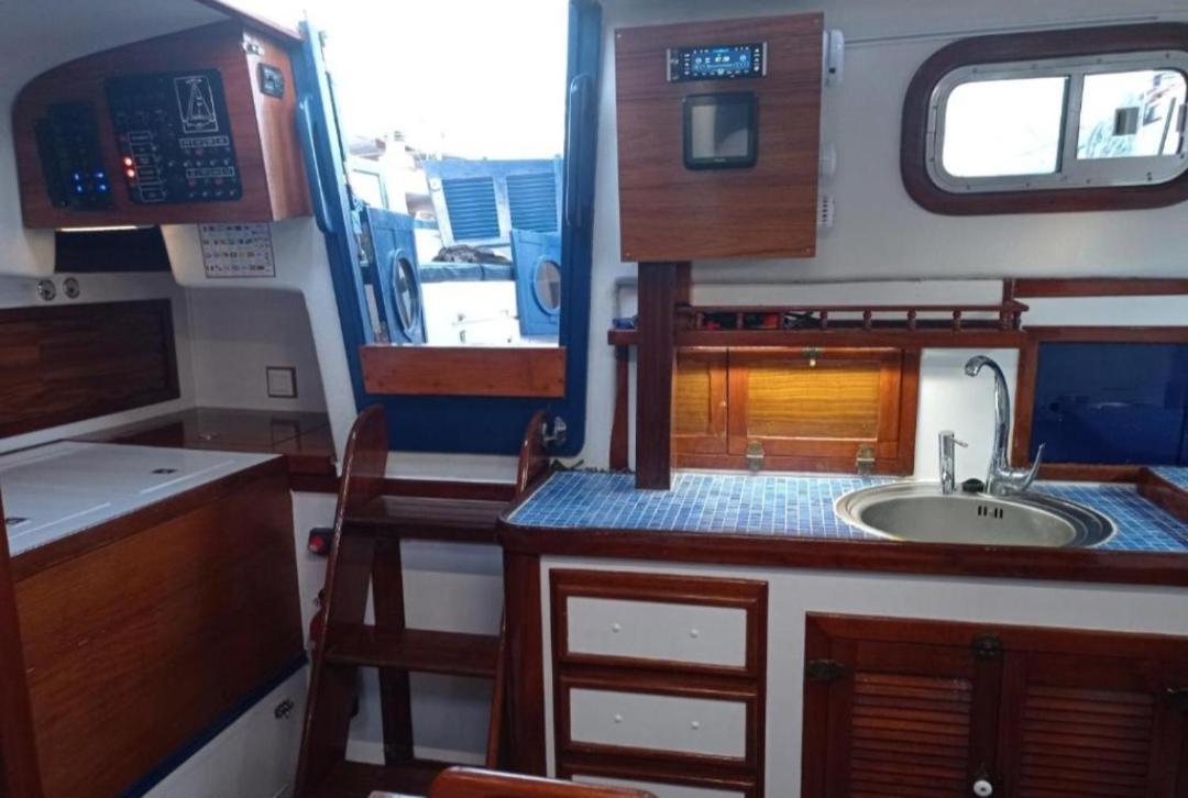 Vintage And Cozy Sailing Boat In Hotel en barco