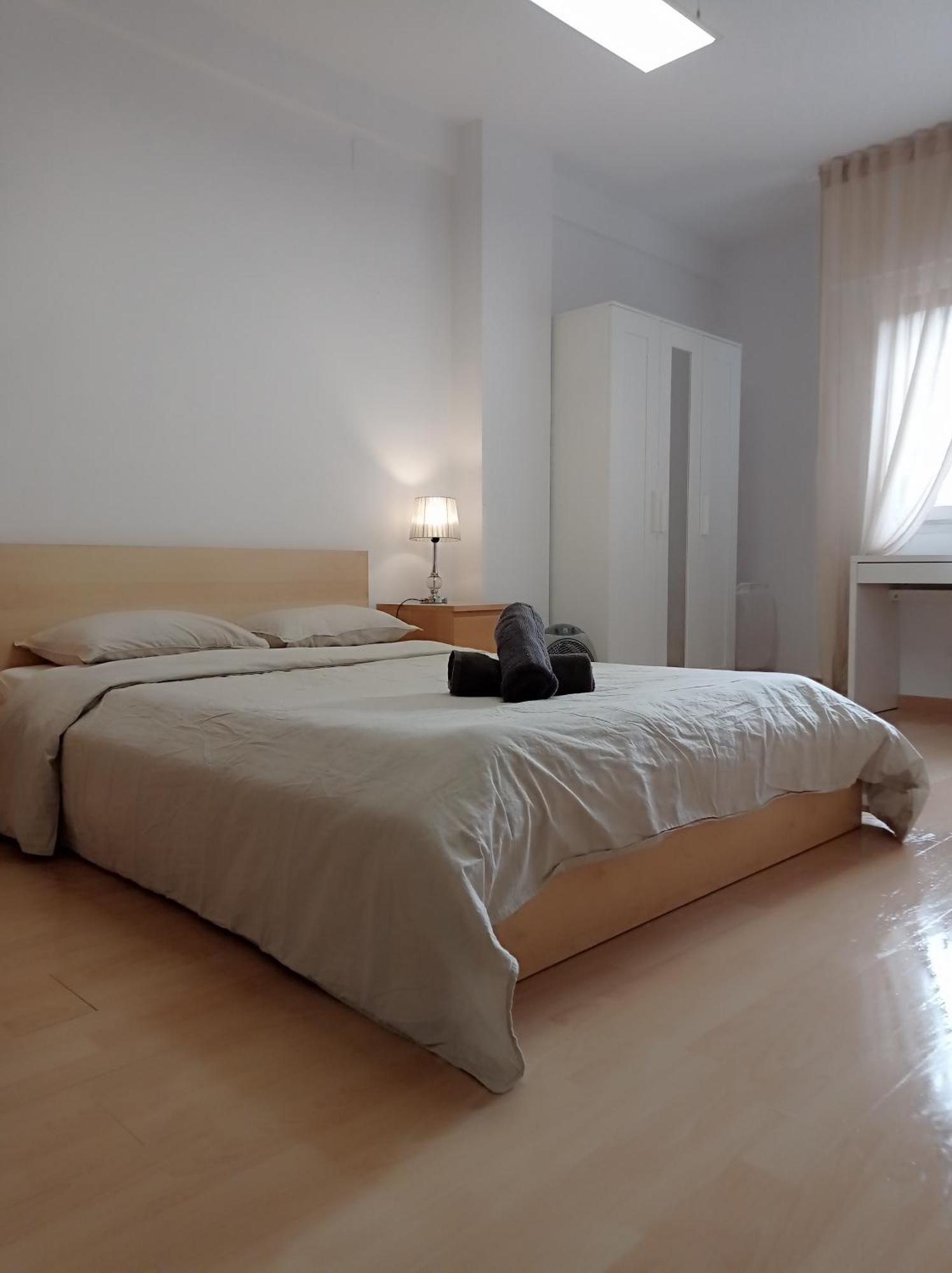 Bright Private Double Center Metro L-1 Urgell L-5 Hospital Clinic *