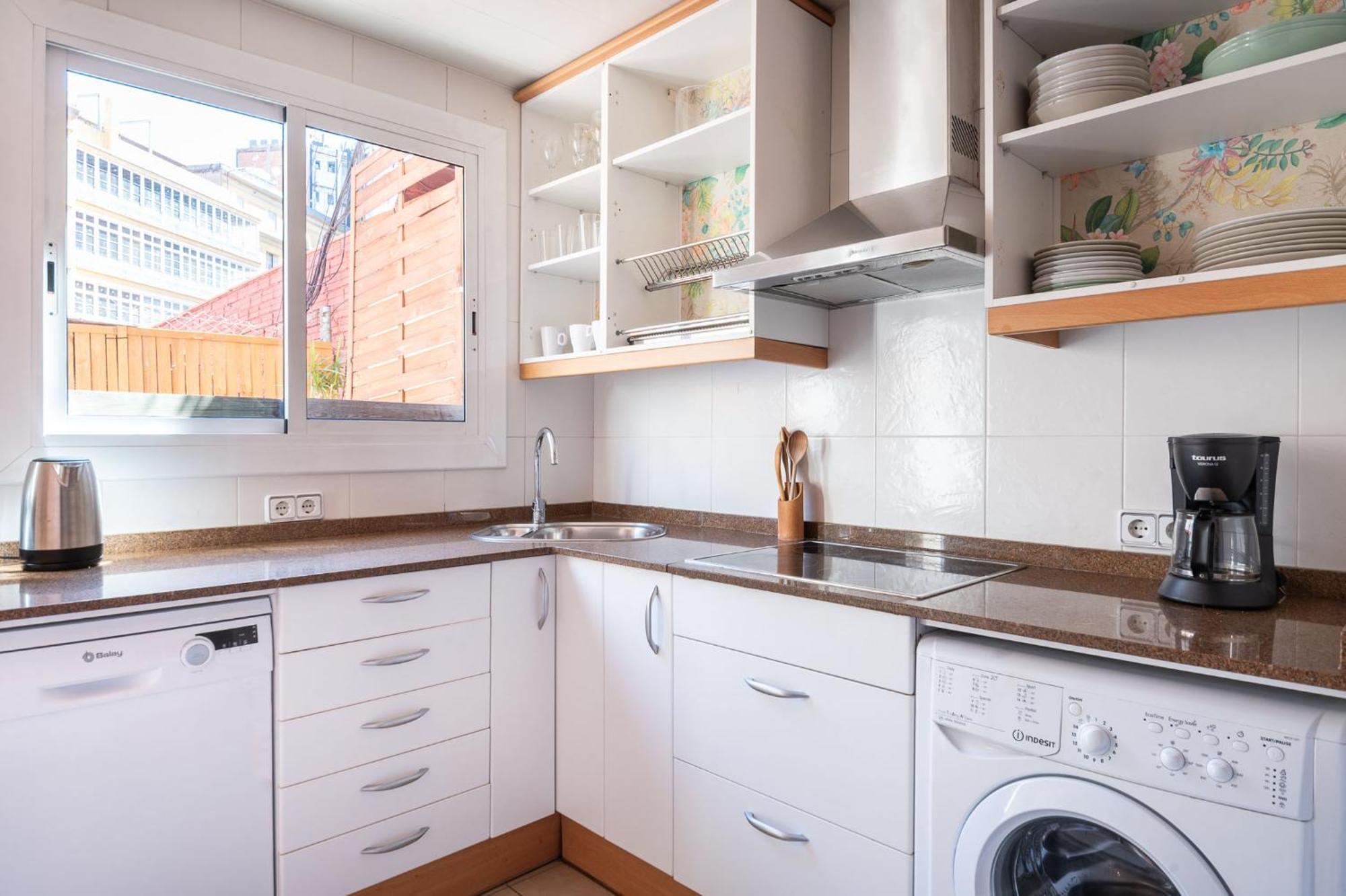 Spacious & Sunny With Terrace In The Center
