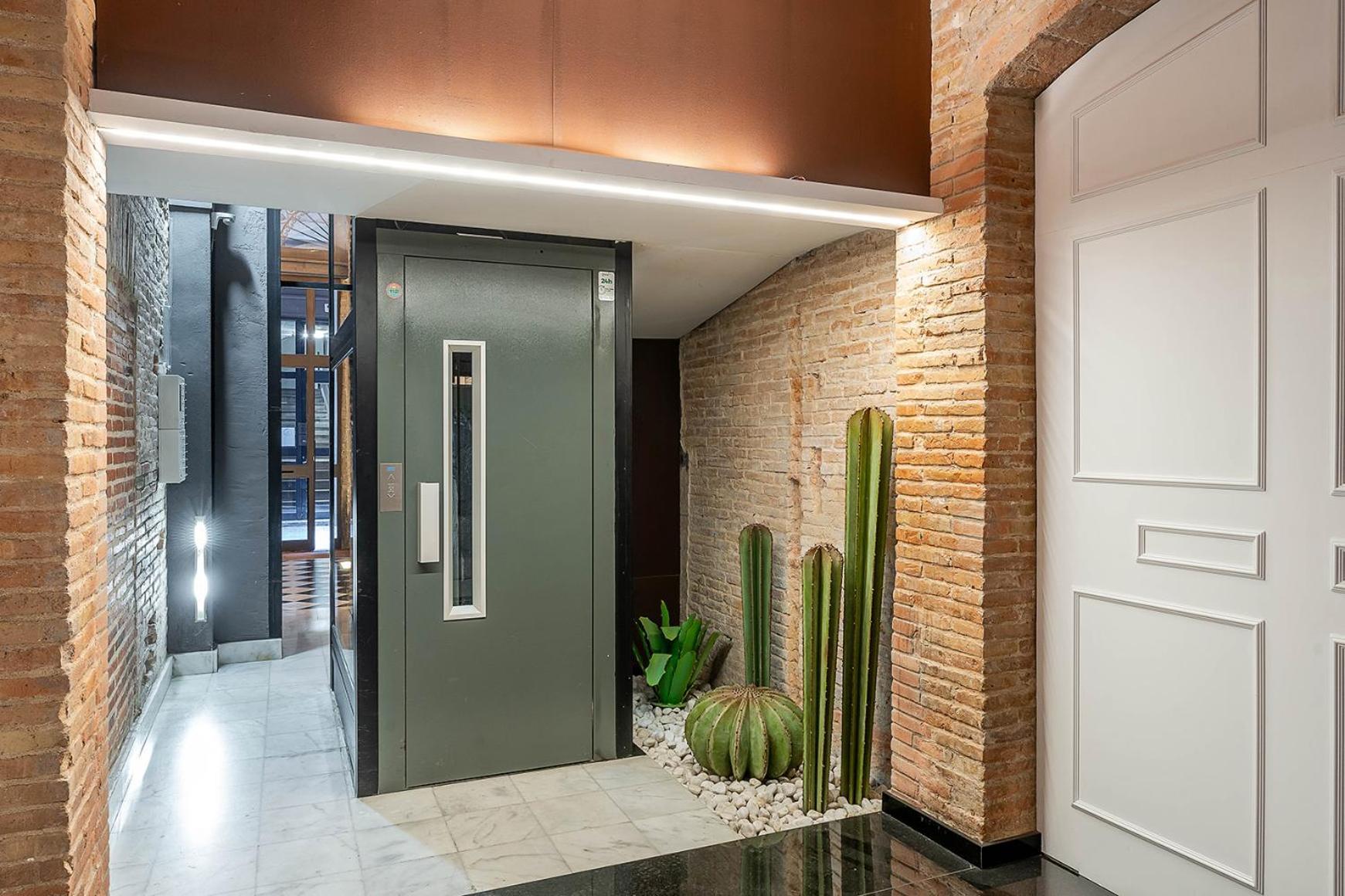 Enjoybcn Colon Apartment *