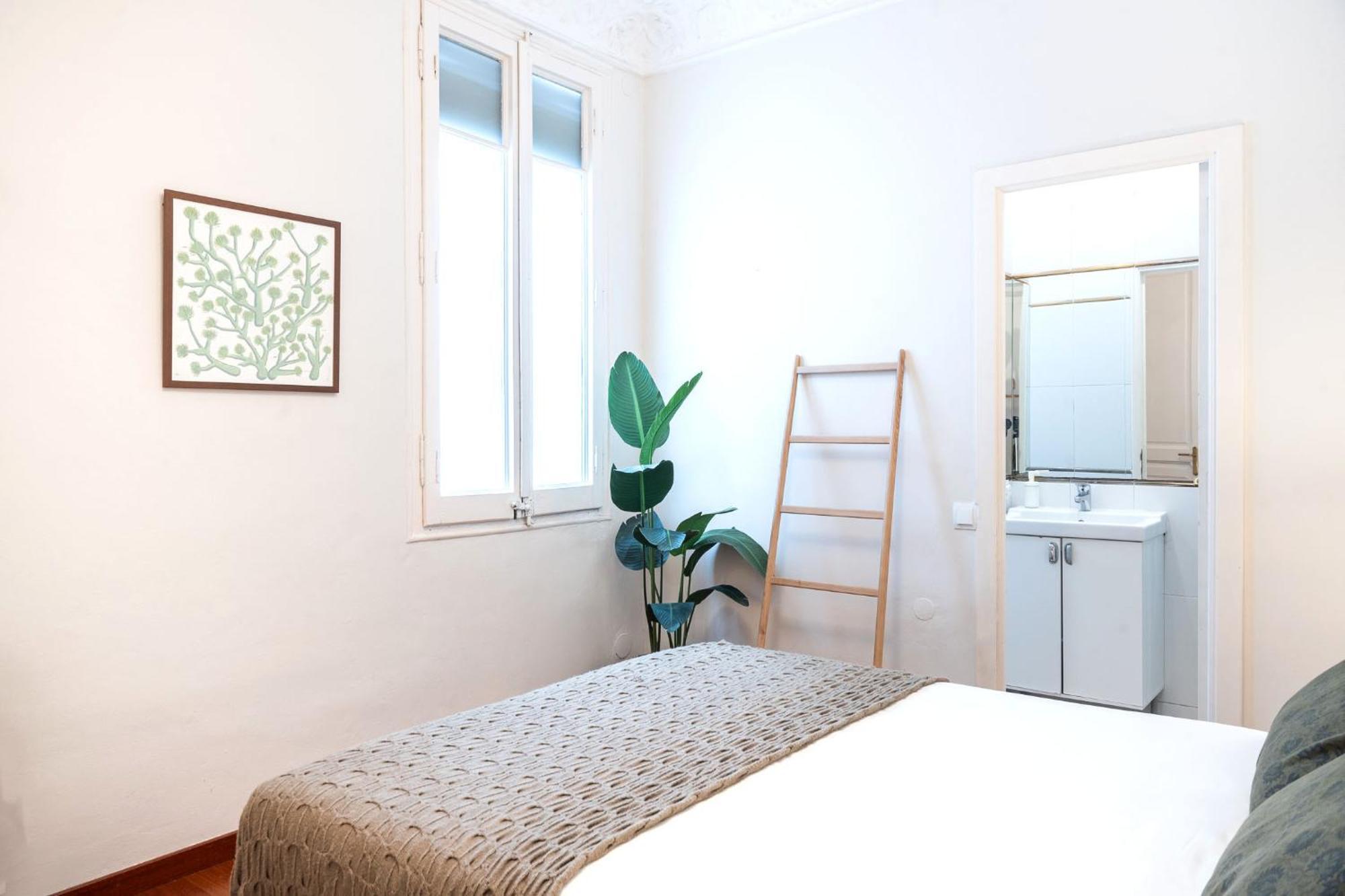 Modernist In The Location Apartment