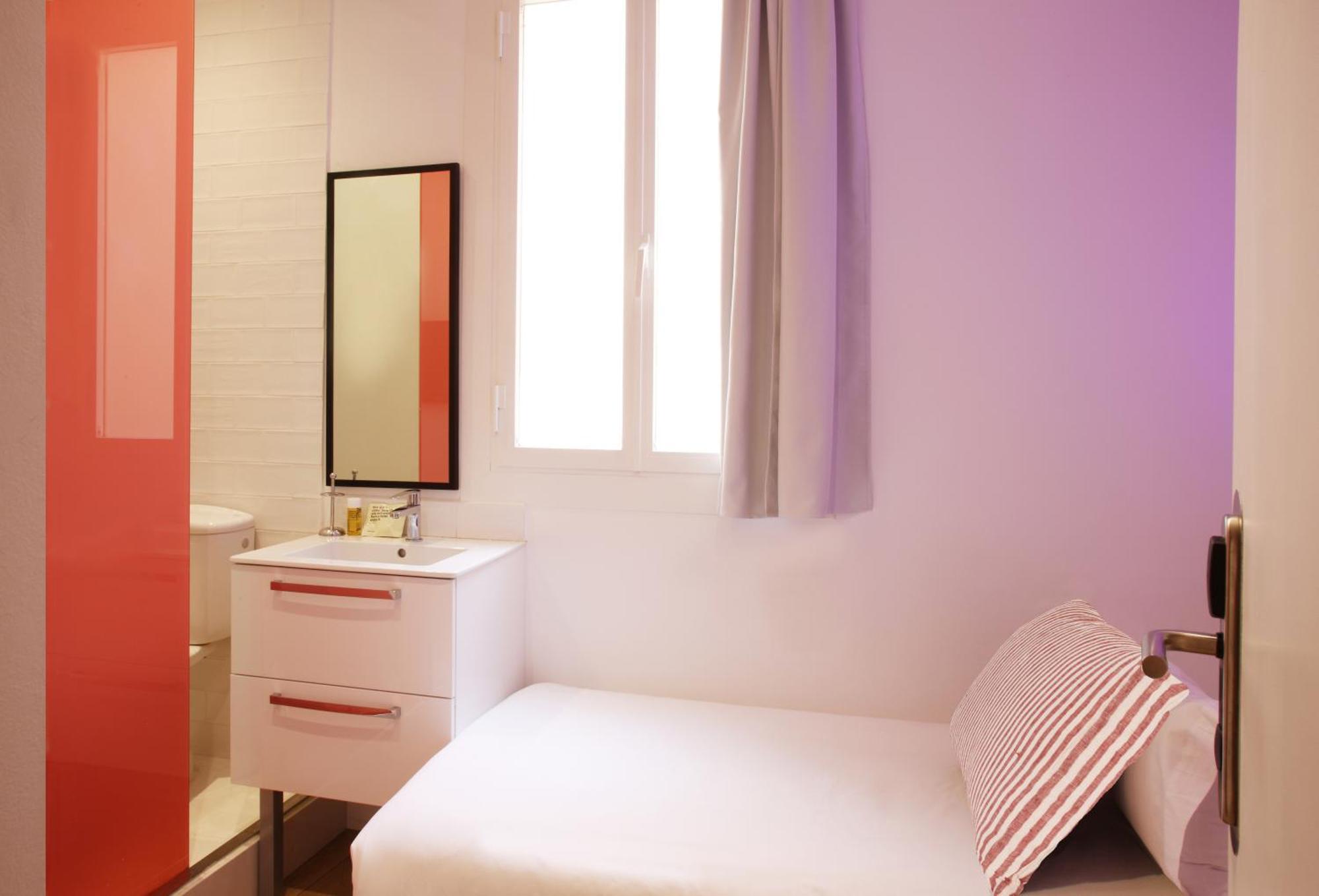 Guest house Chic & Basic Tallers 2*