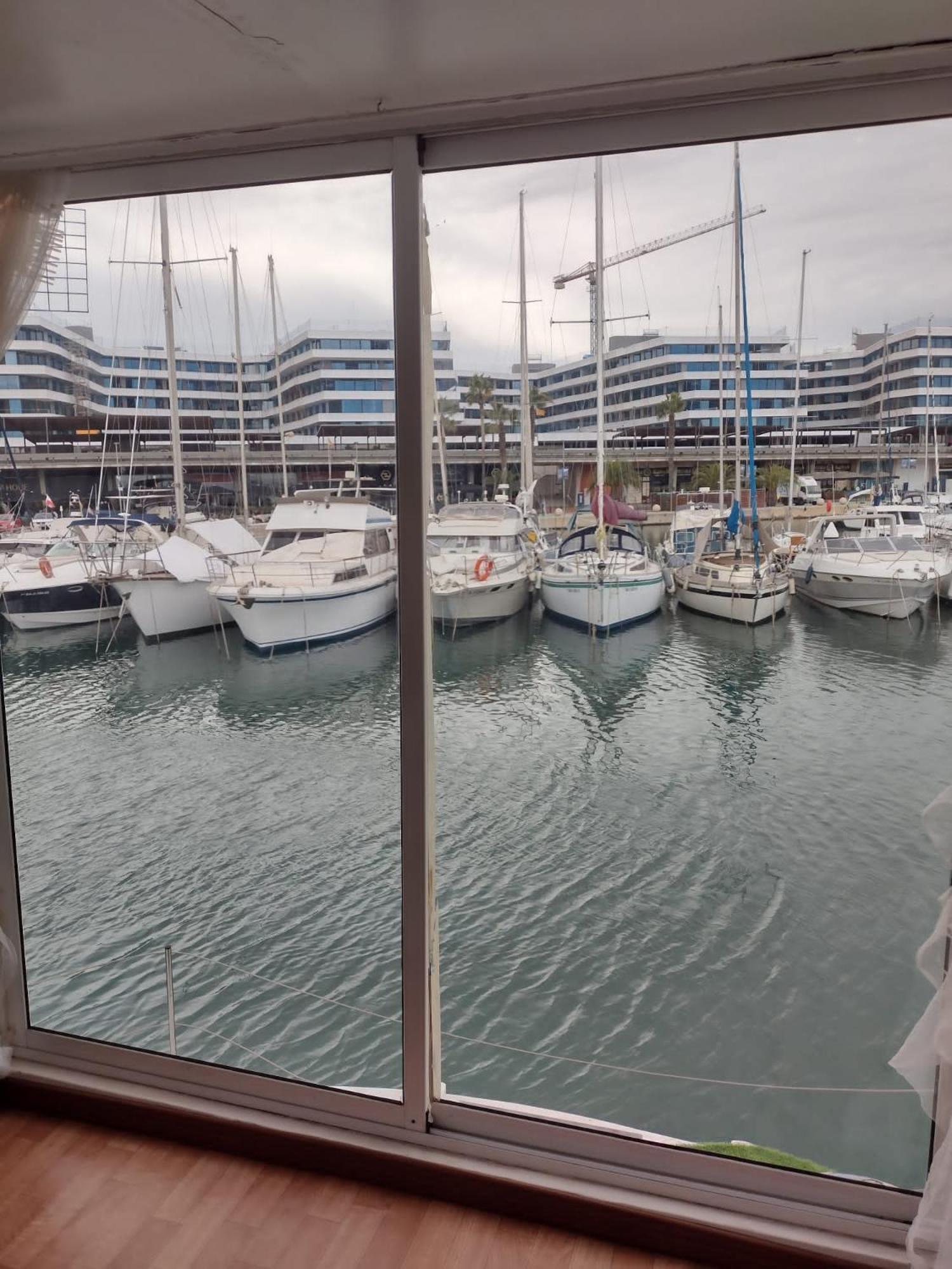 Floating White House Botel