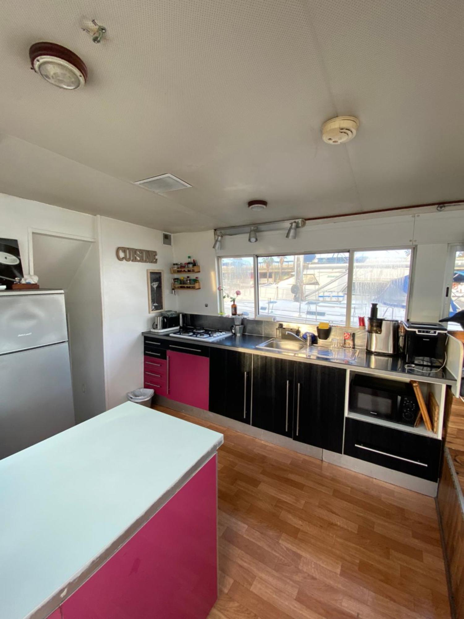 Floating White House Hotel en barco