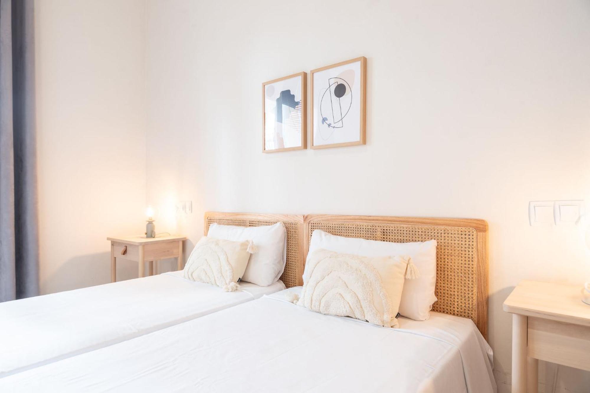 Terrace, Sun And Local Lifestyle In Gracia *