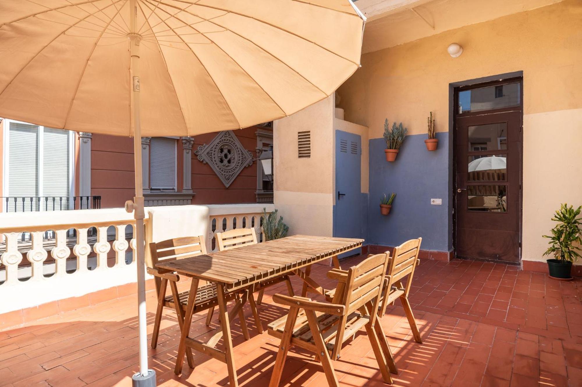 Light, Cozy Terrace And Local Life In Gracia *