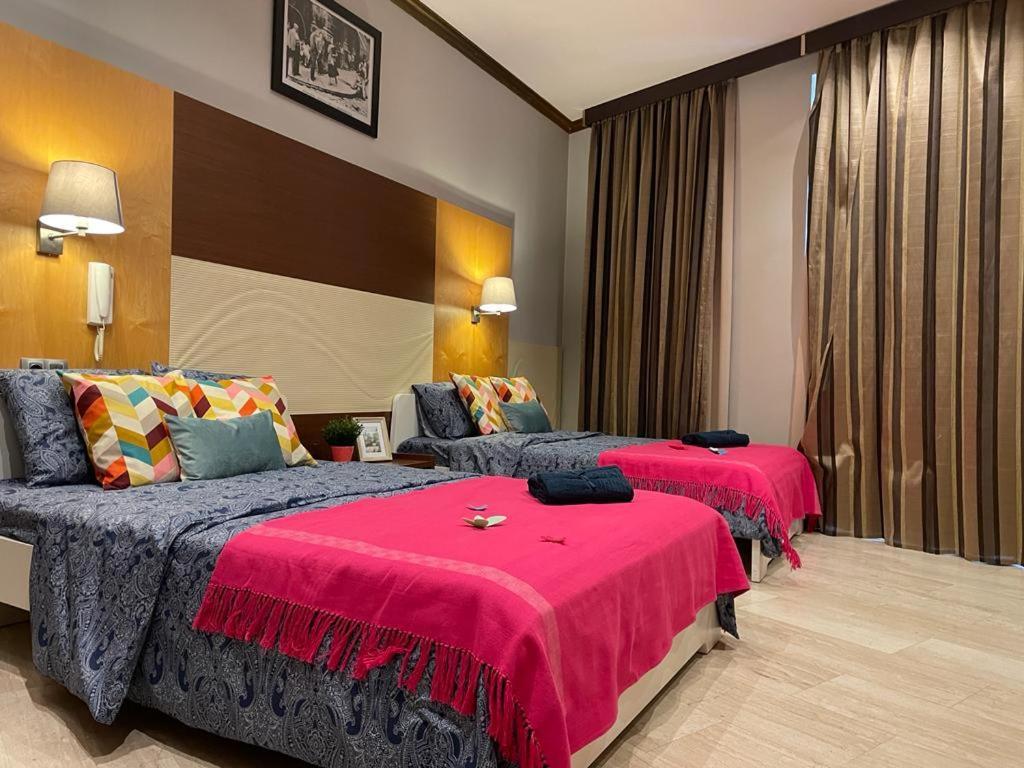 By La Rambla Rooms *
