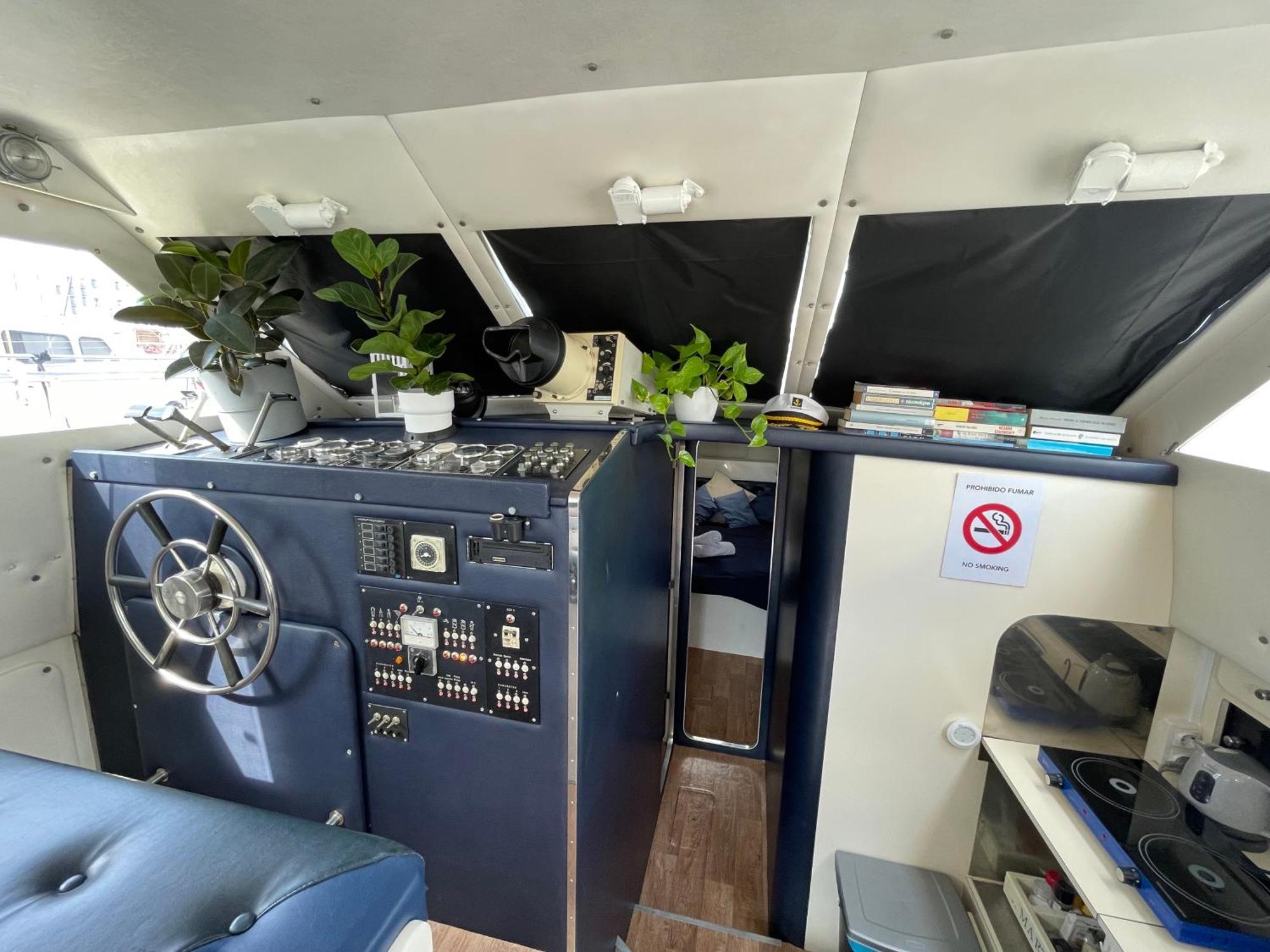 Barco Amplio Con 2 Camarotes / Comfy Boat With 2 Bedrooms - Botel