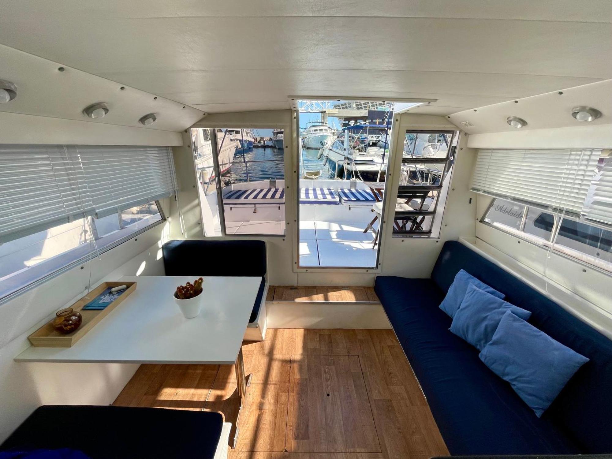 Botel Barco Amplio Con 2 Camarotes / Comfy Boat With 2 Bedrooms -