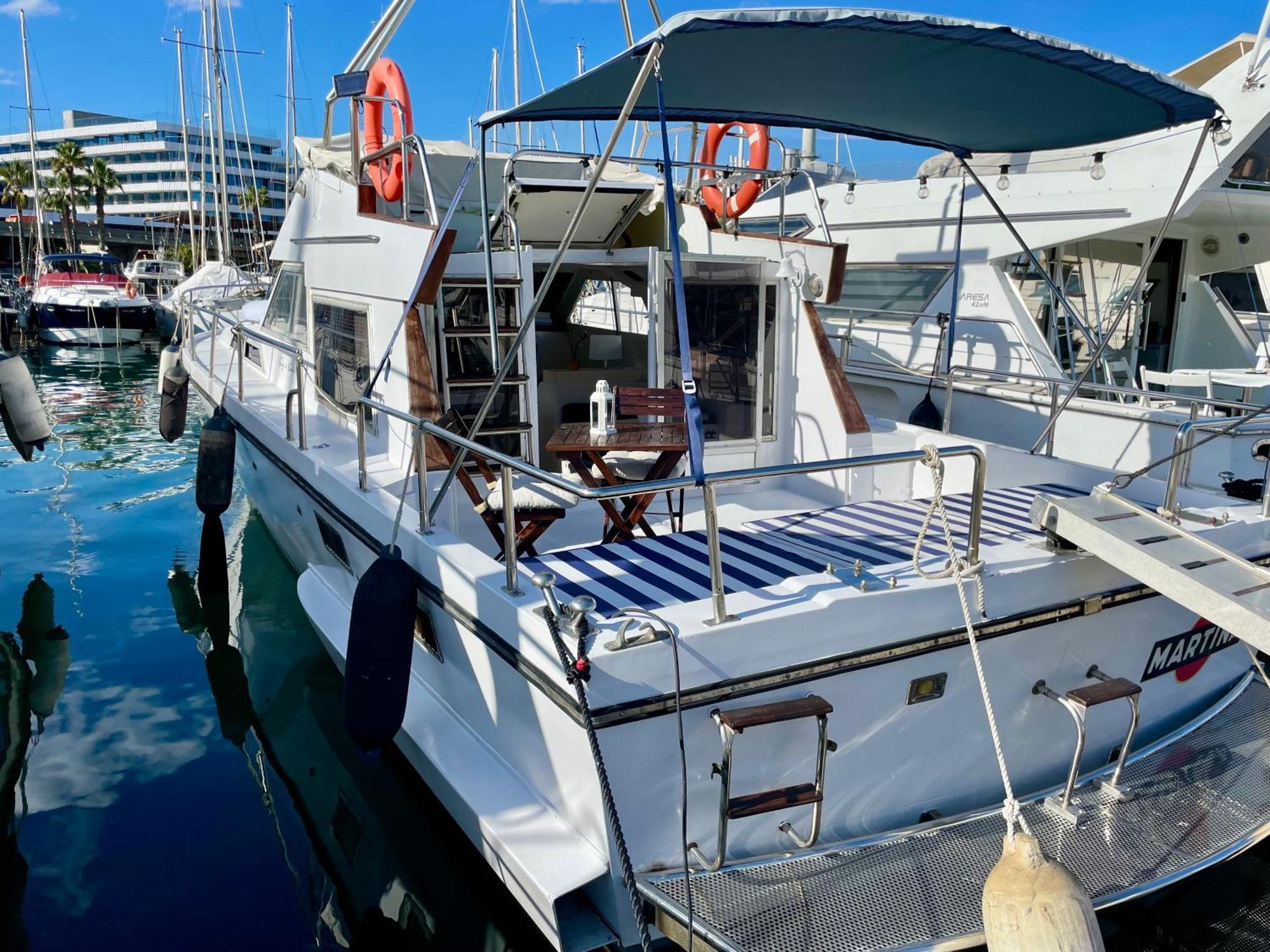 Barco Amplio Con 2 Camarotes / Comfy Boat With 2 Bedrooms - Botel Barcelona