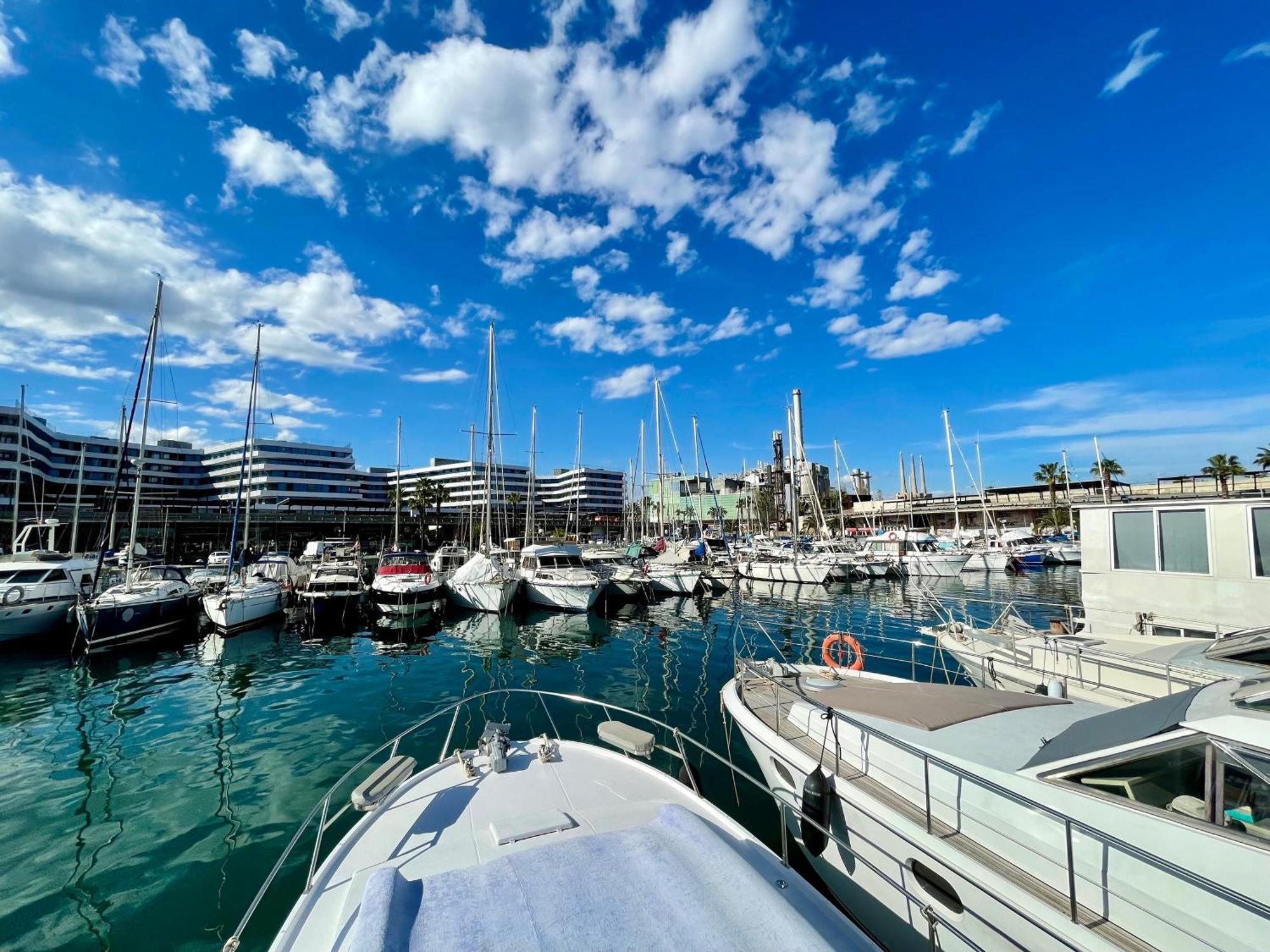 Barco Amplio Con 2 Camarotes / Comfy Boat With 2 Bedrooms - Botel *