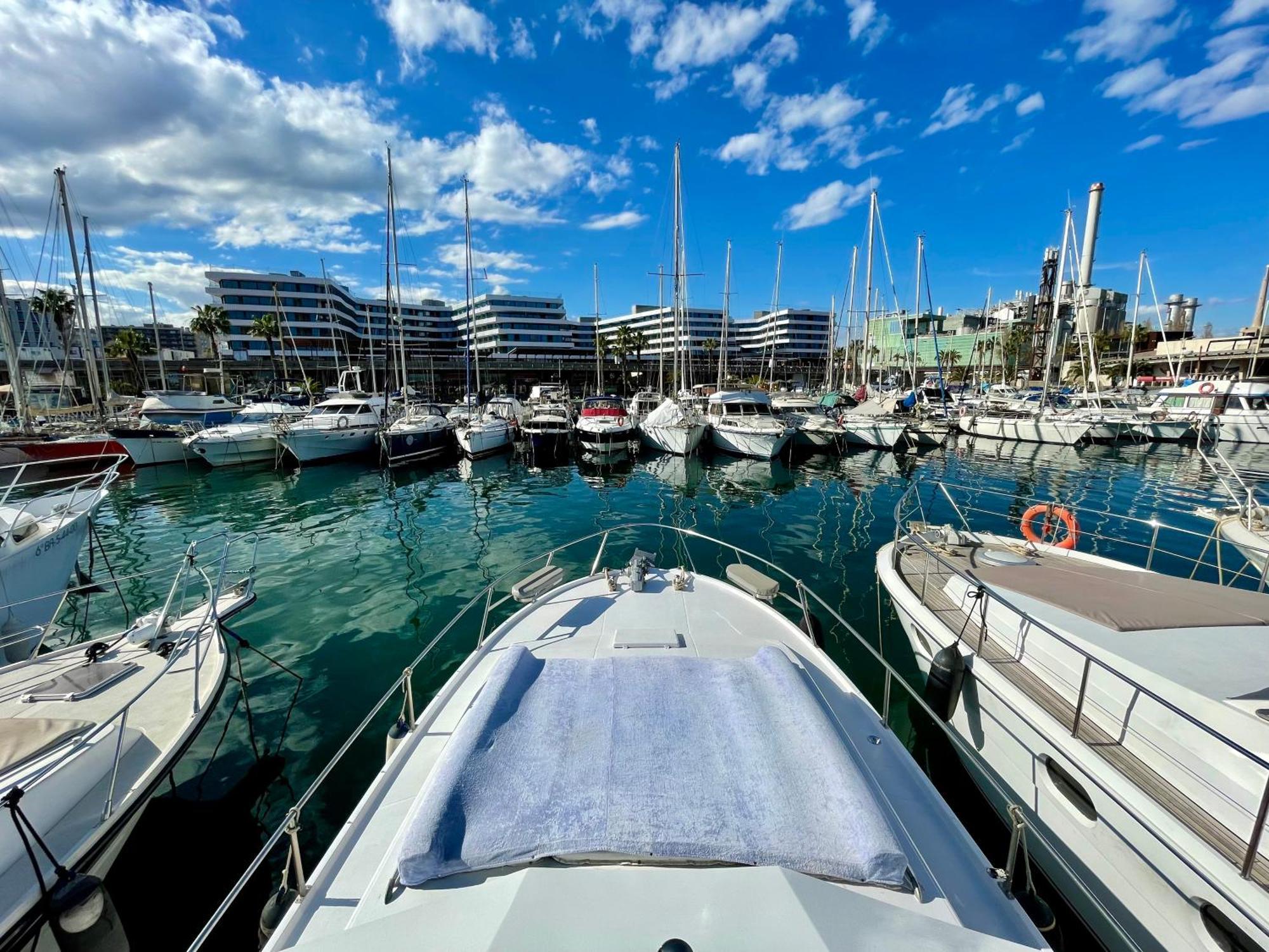 Botel Barco Amplio Con 2 Camarotes / Comfy Boat With 2 Bedrooms -