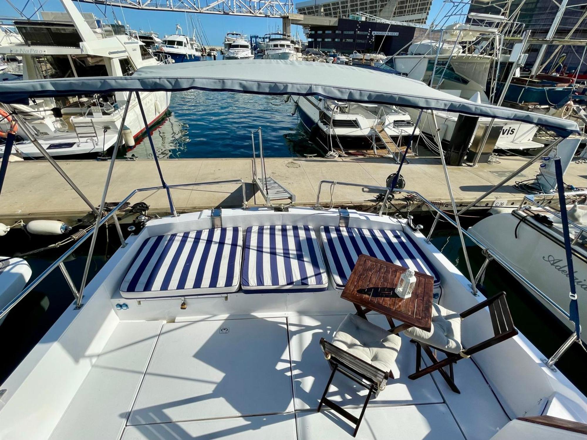 Botel Barco Amplio Con 2 Camarotes / Comfy Boat With 2 Bedrooms - *