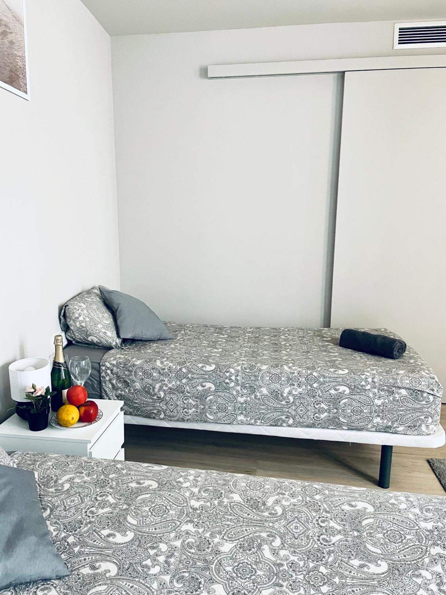 Triple With Private Bathroom In Gothic 2* Barcelona