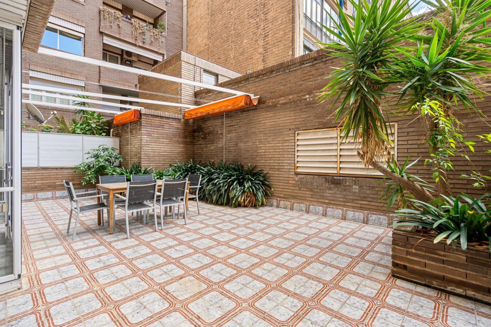Sunlit Expansive Terrace, Ac & Outdoor Seating Appartement *