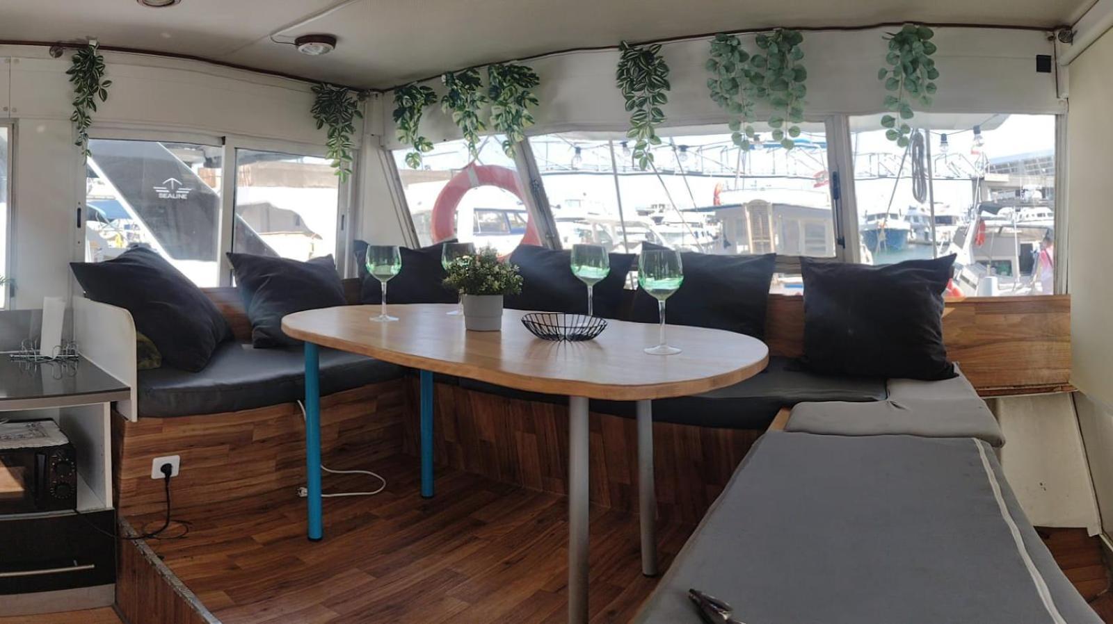 Floating White House Botel