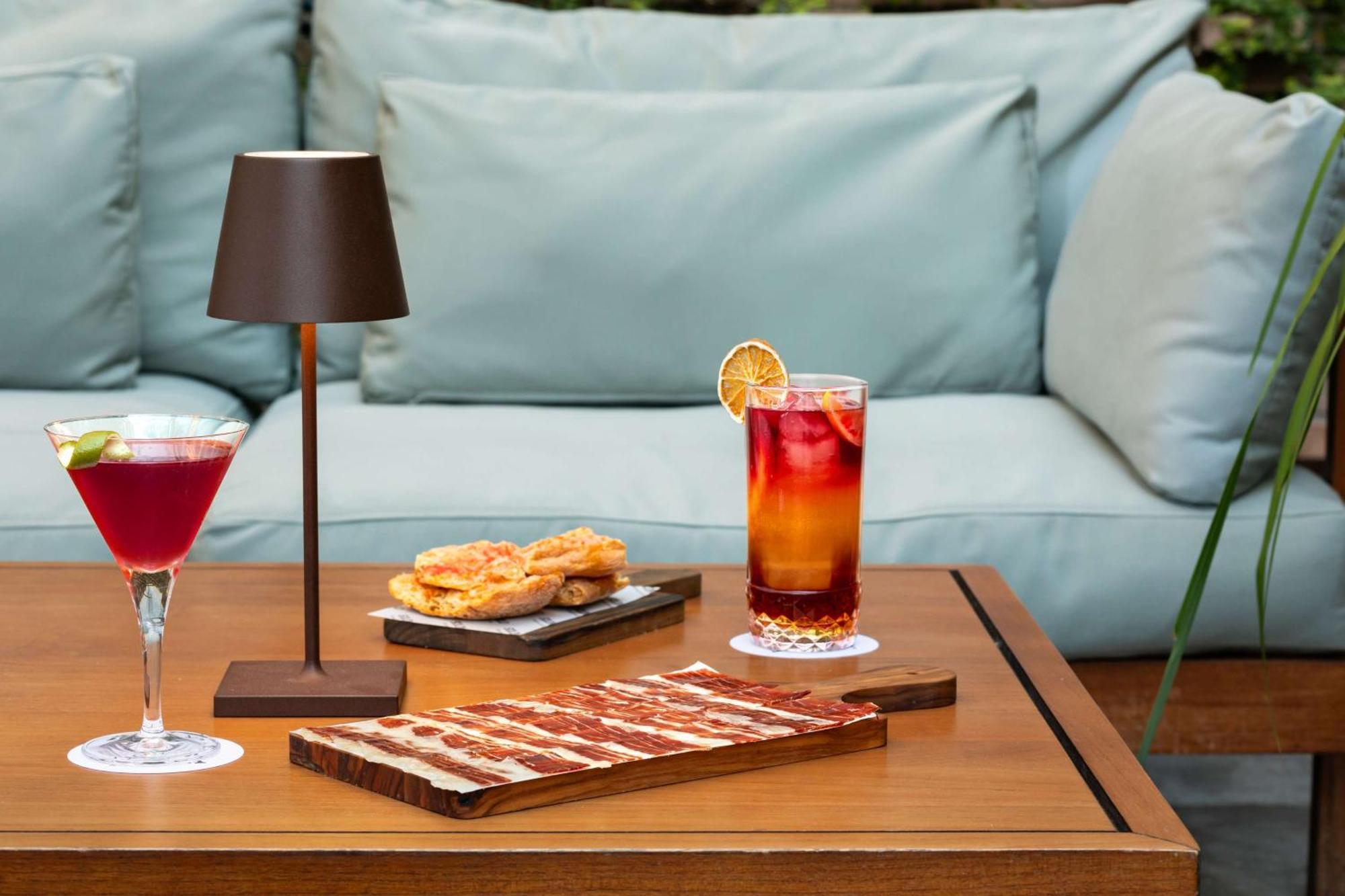 Alexandra Hotel, Curio Collection By Hilton