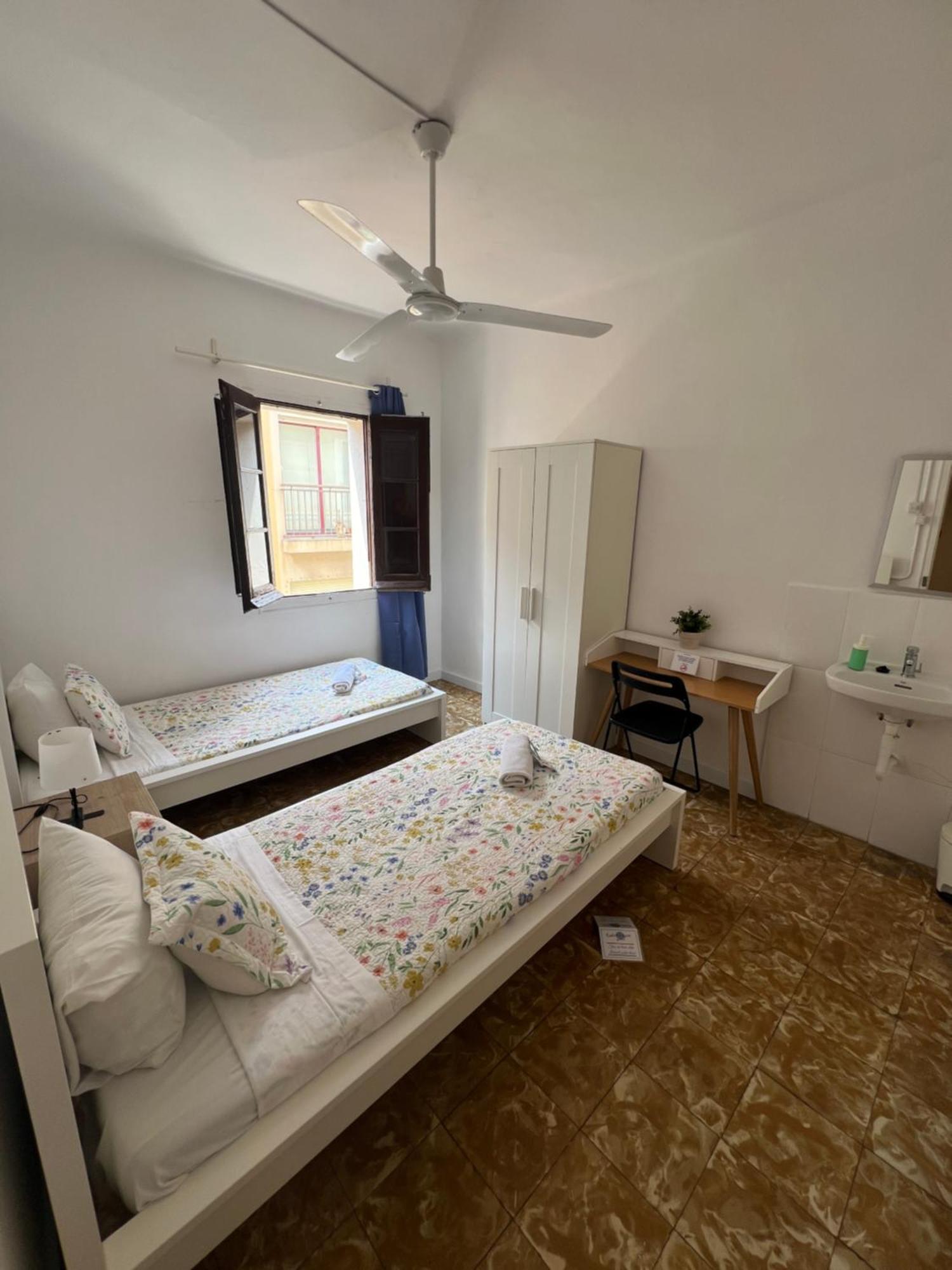 Youth - And Basic Drassanes Guest house