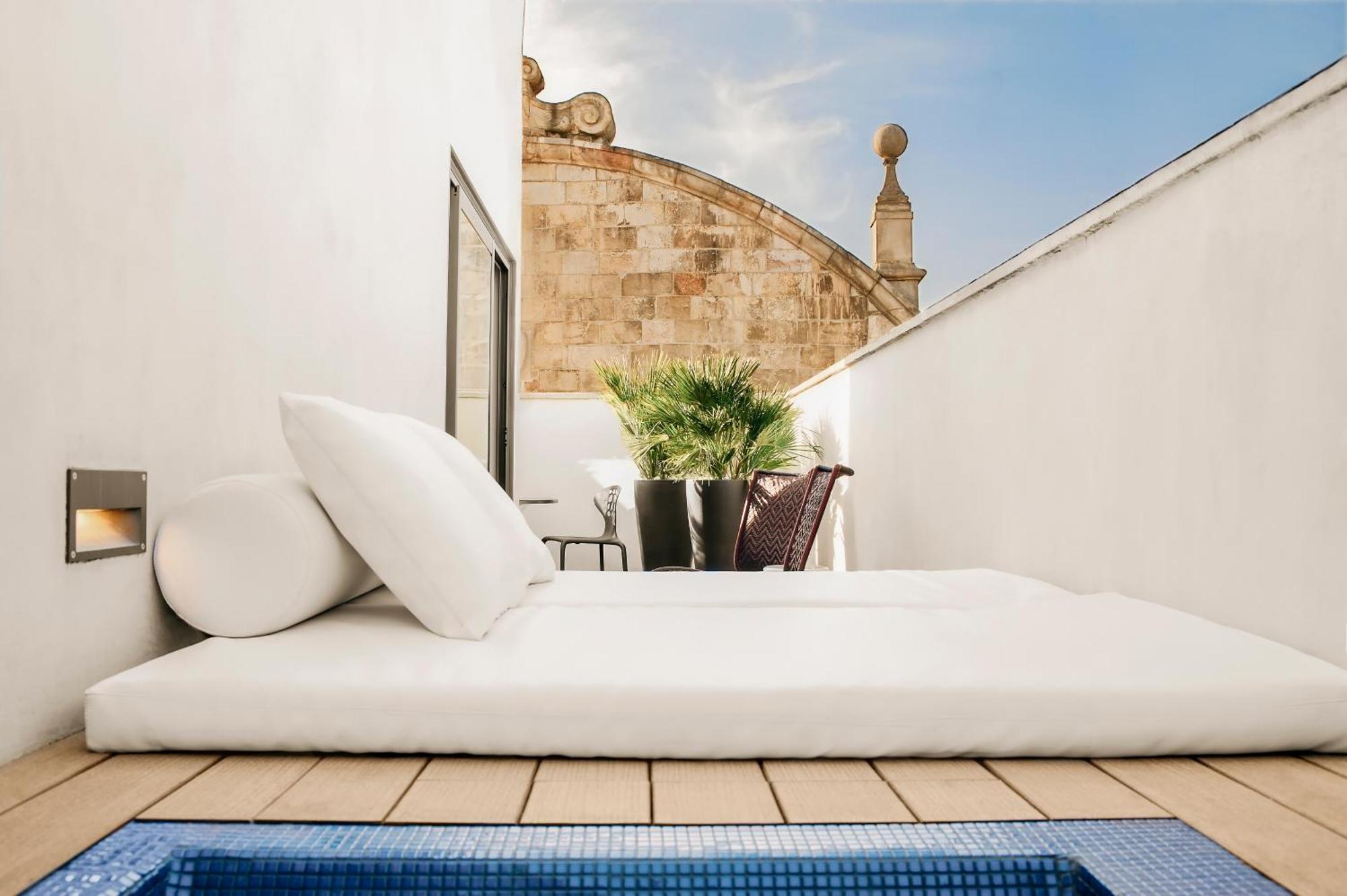 Bagues, A Small Luxury Of The World