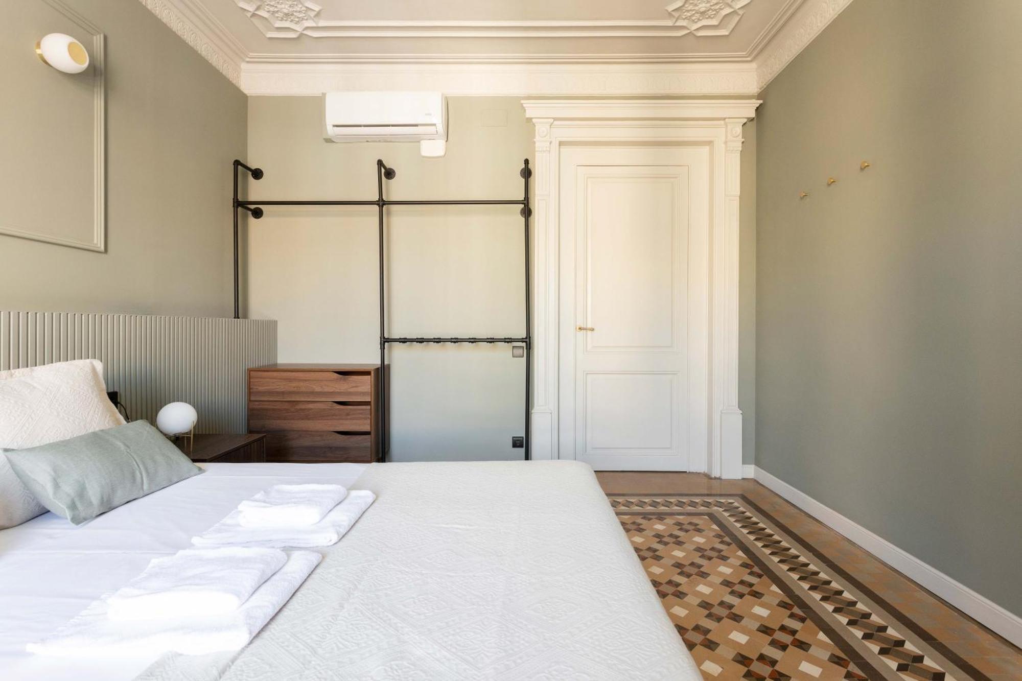 Spacious Stylish 4-bedroom Modernist Appartement