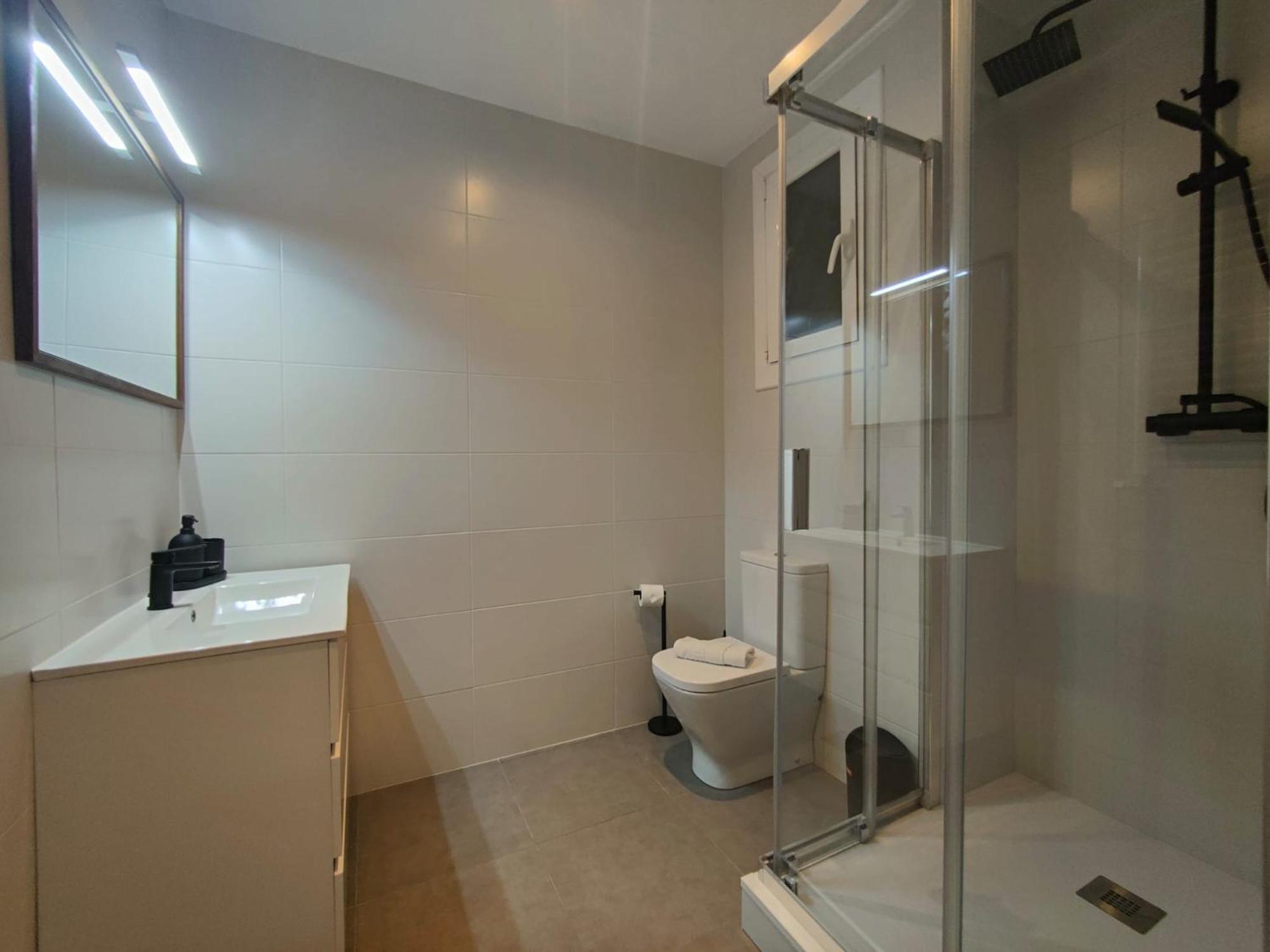 Apartment 2br Central Location *