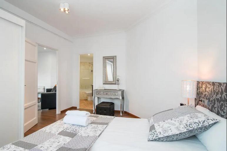 Autentic Monumental Apartment