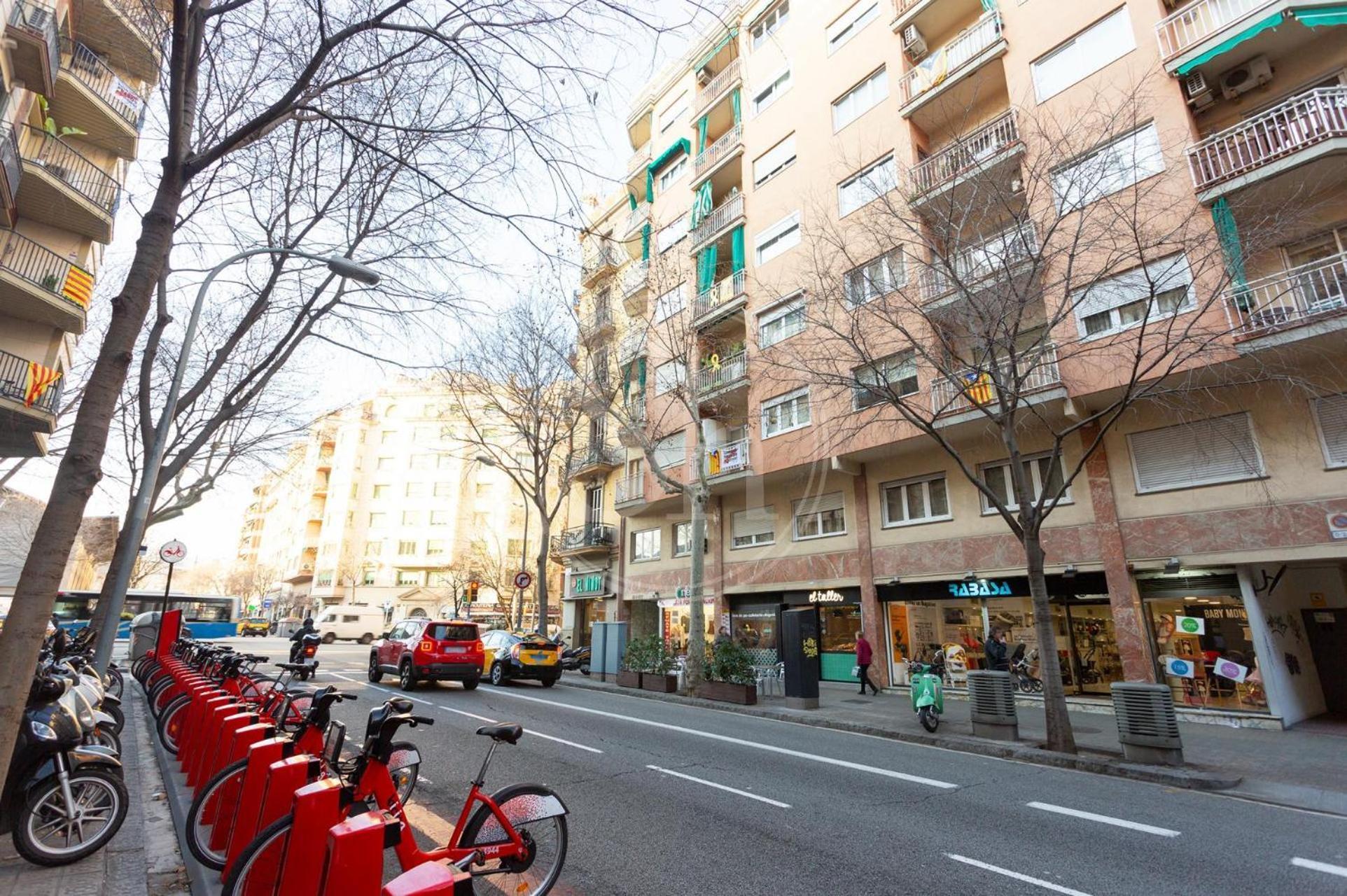 Familiar Junto A Hospital Clinic * Barcelona