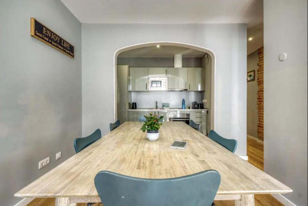 Stylish And Centric 2-bedroom In Eixample &terrace P2 Barcelona