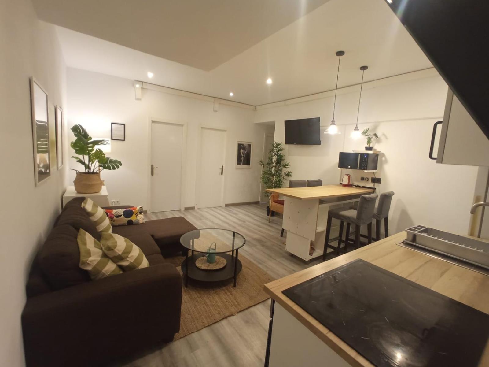 Private On Tamarit Street Hostel