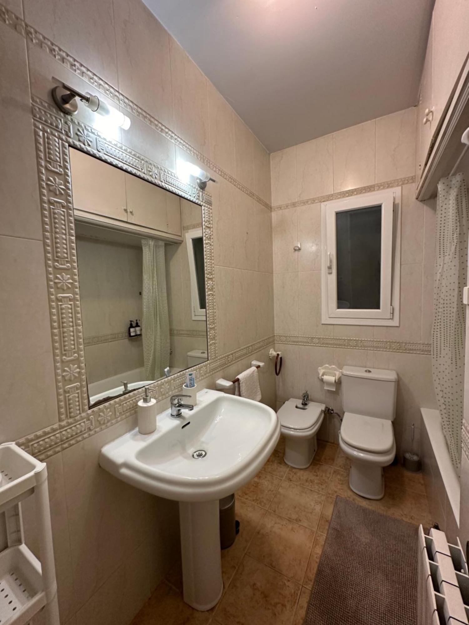 In Spacious In City Center Apartment Barcelona