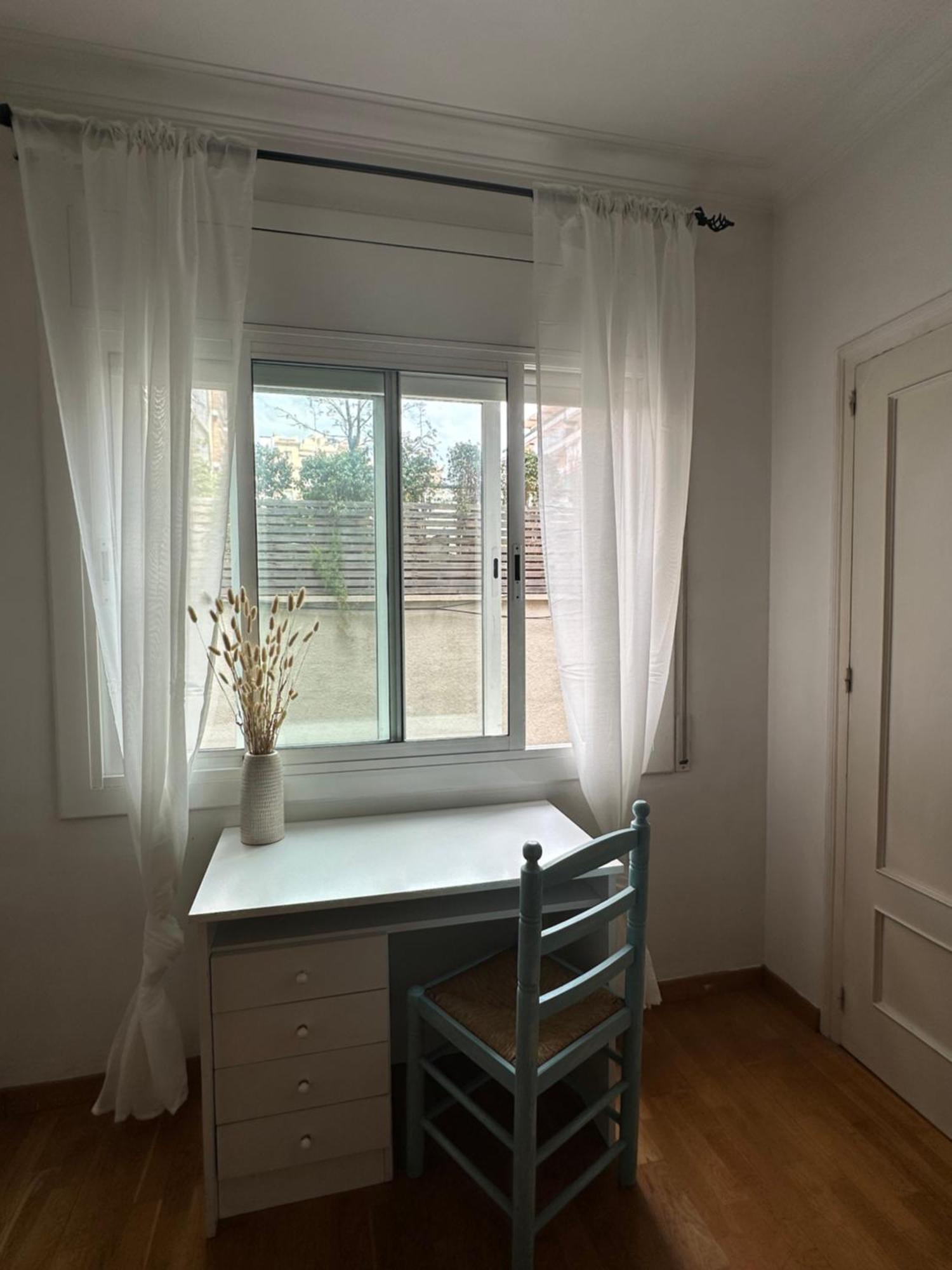 In Spacious In City Center Apartment Barcelona