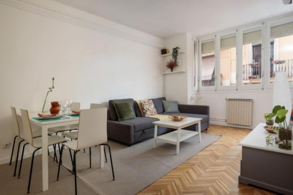 Renovated In De Gracia Apartment *