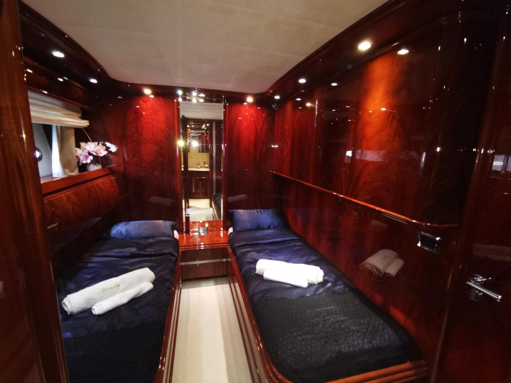 Bateau-hôtel Luxury Yacht *