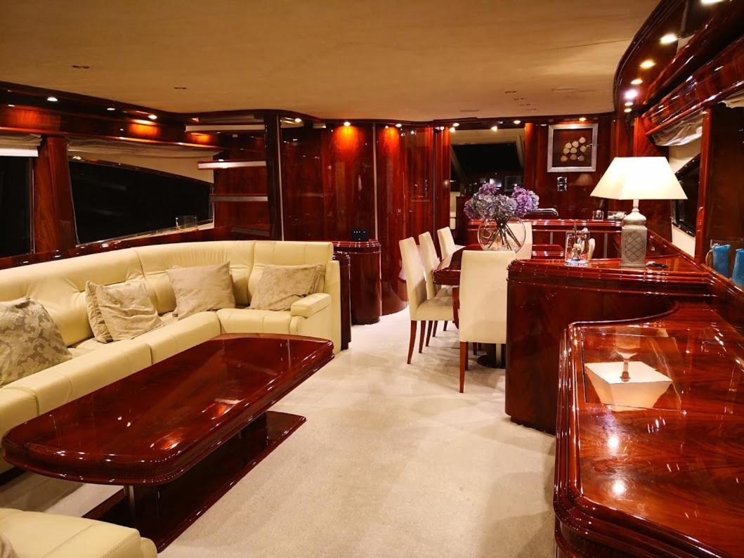 Bateau-hôtel Luxury Yacht