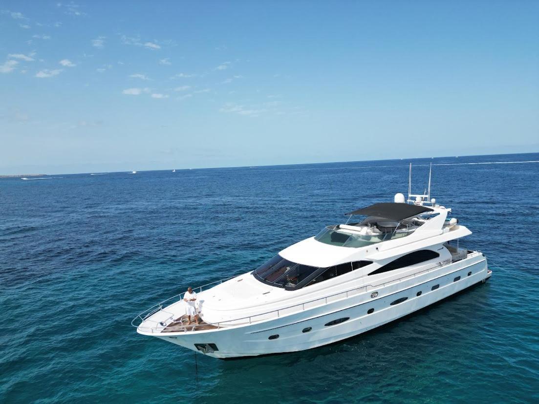 Luxury Yacht * Barcelone