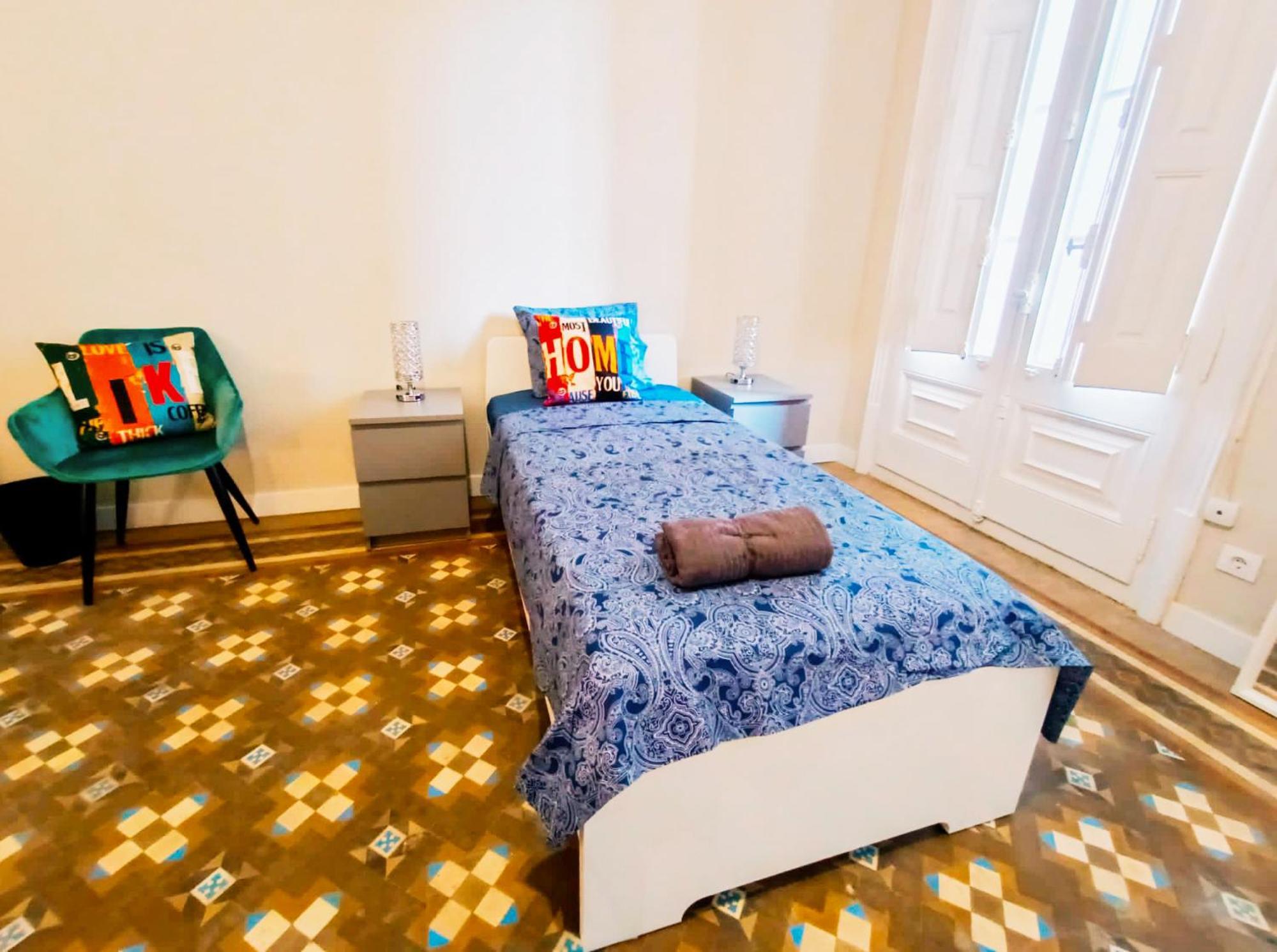Hostel - Roger De Lluria *