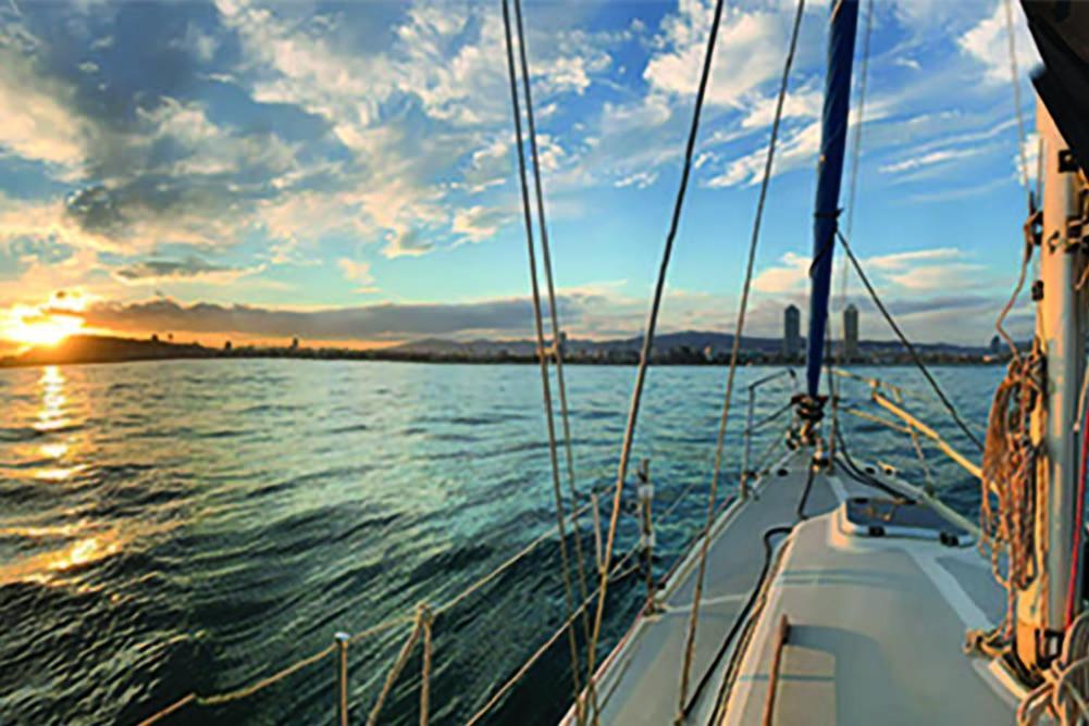 Hotel en barco Sailing&stay - A Night Onboard With Your Sailing Experience *