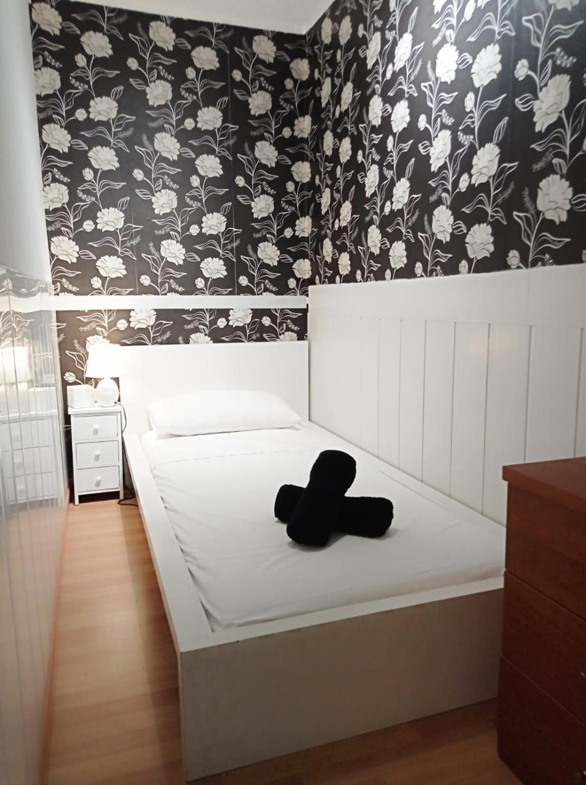 Hostel Double Private In Center Metro L5-l1 Barcelona