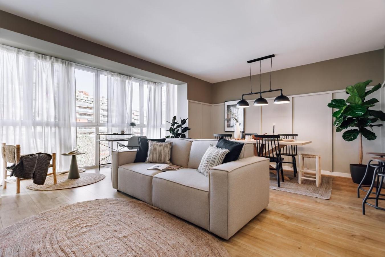 Loja - 2 Bedrooms In Sant Antoni Barcelone