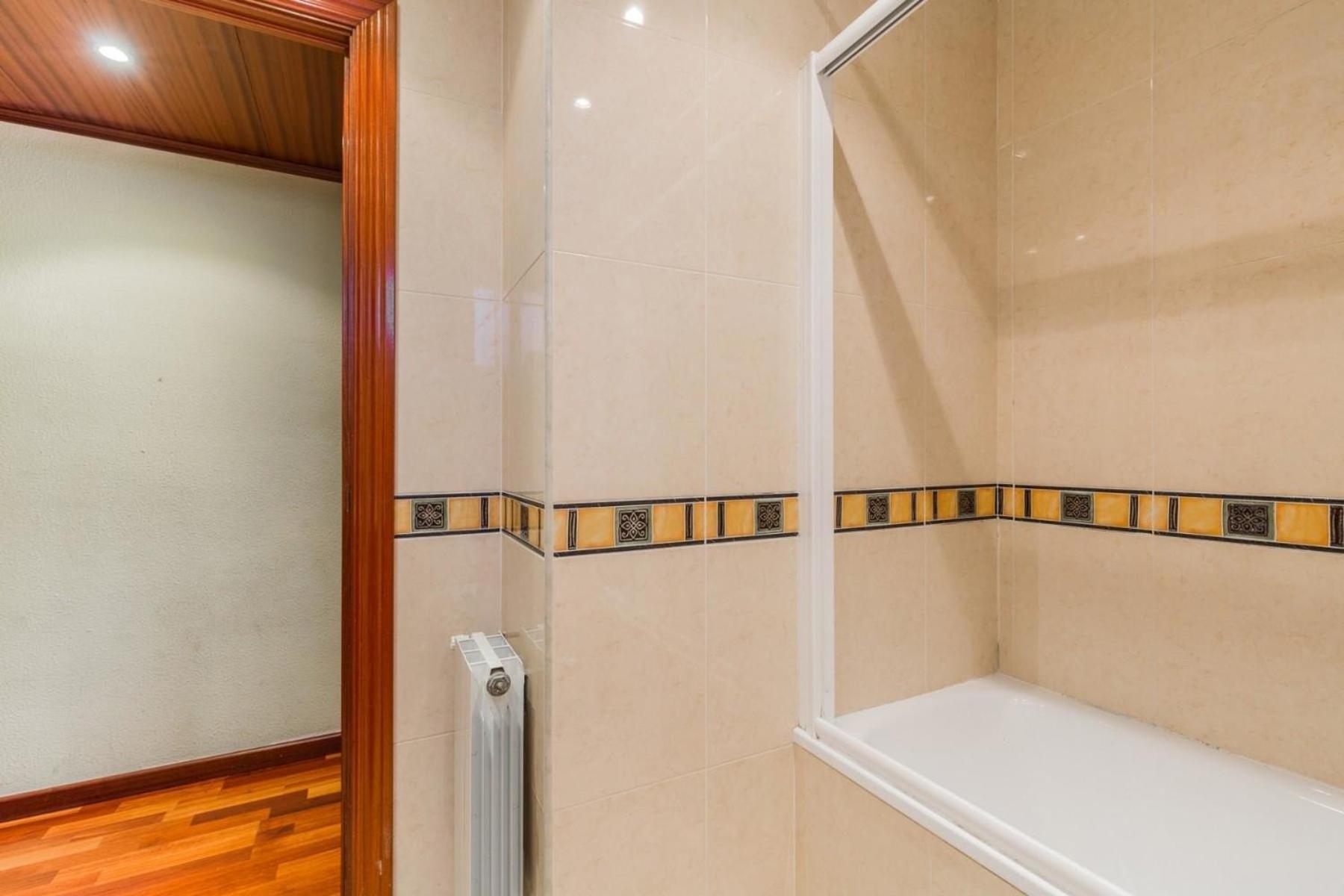 Appartement Fuer 5 Personen Ca 75 Qm In Barcelona-sants-montjuic, Costa Brava Costa Del Maresme Barcelone