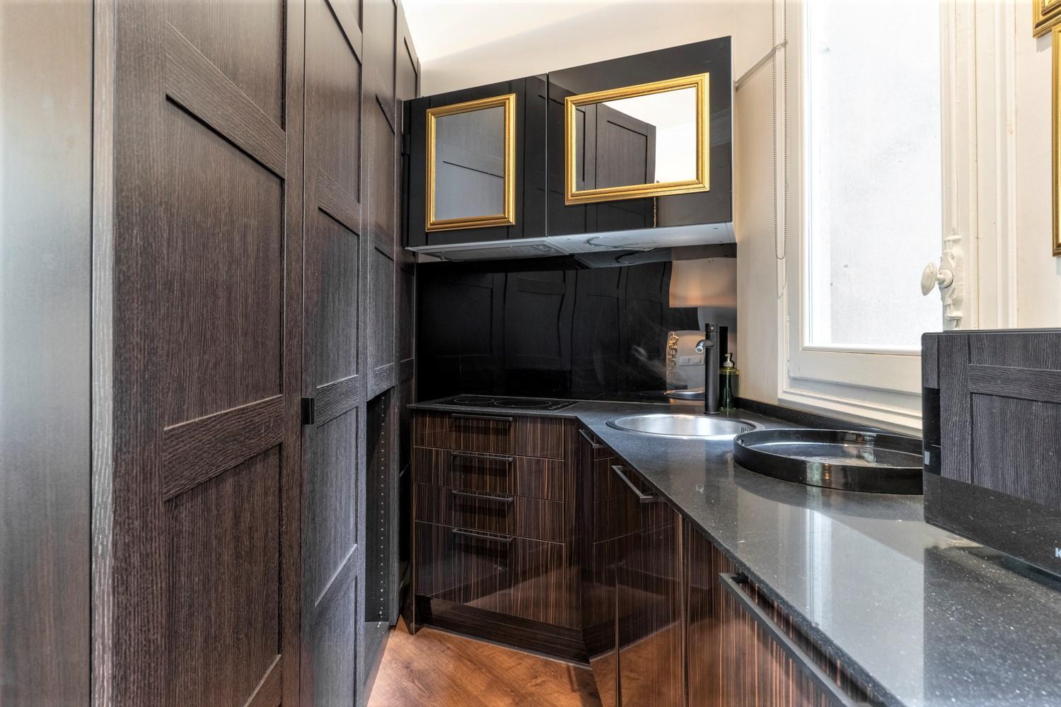 One Bedroom Apartment, Center Apartment *