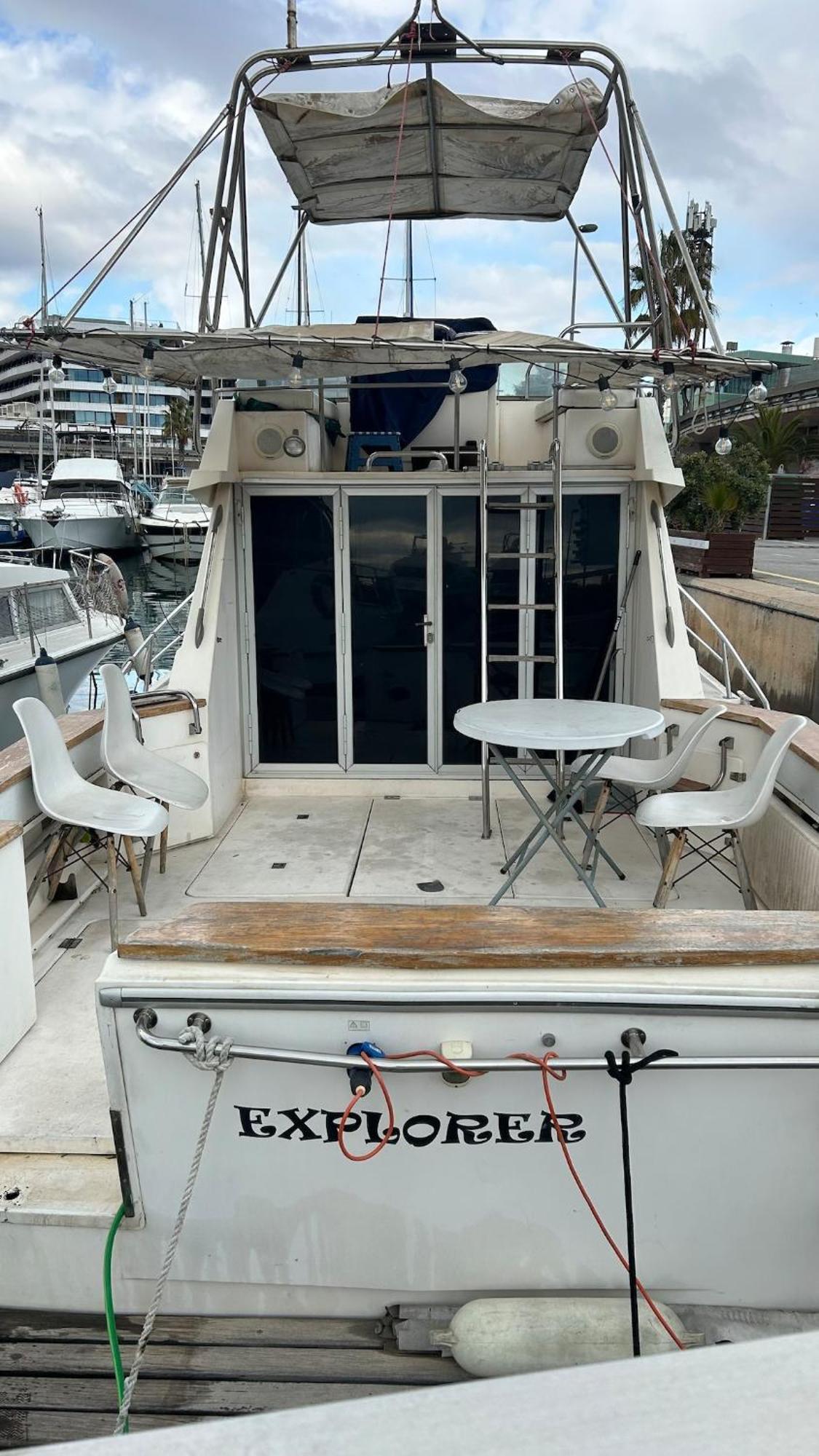 Motorboat In The Harbor Bateau-hôtel