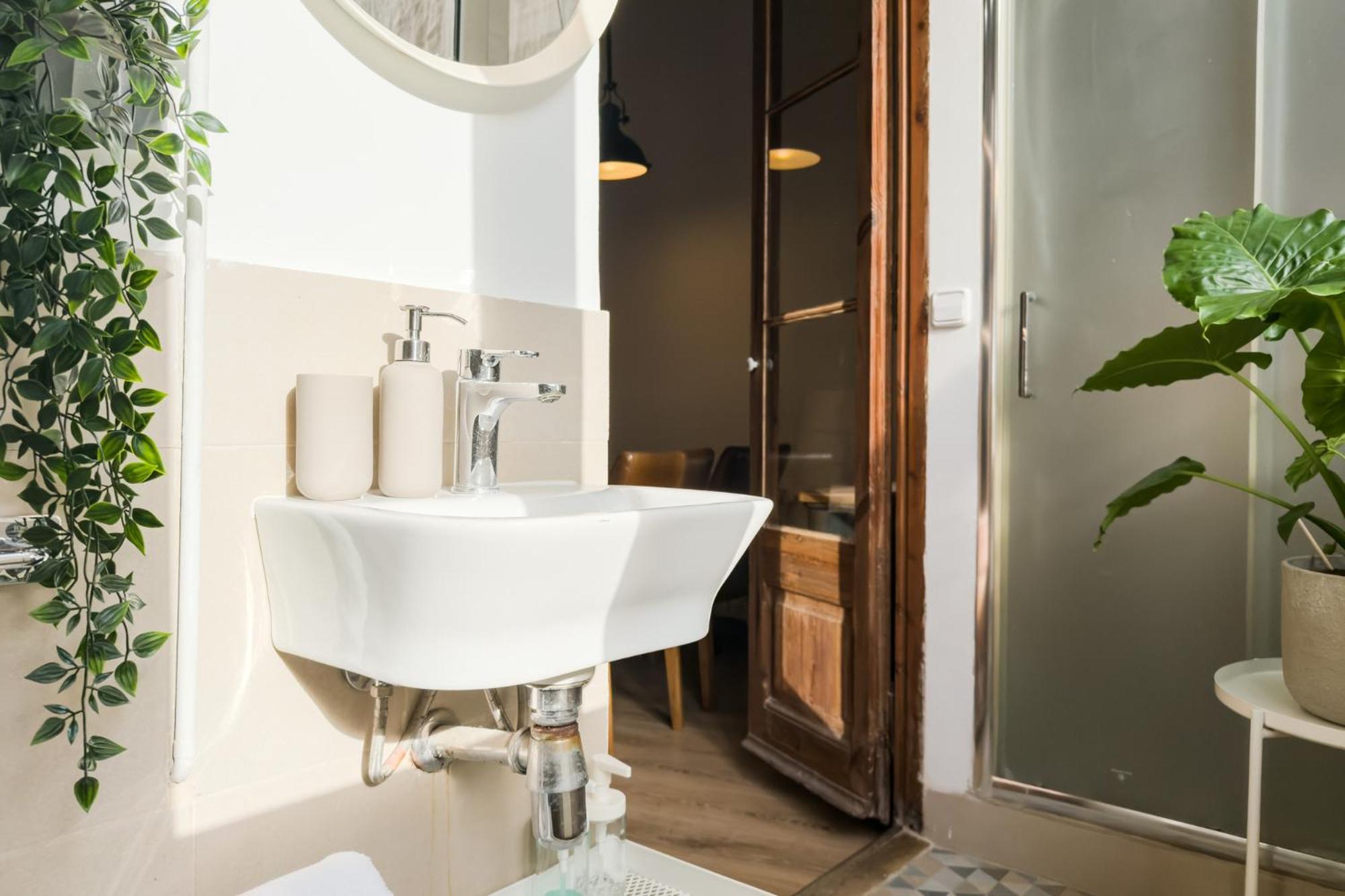 Magalhaes - Trad Flat In Poble Sec, Near Ramblas Apartment *