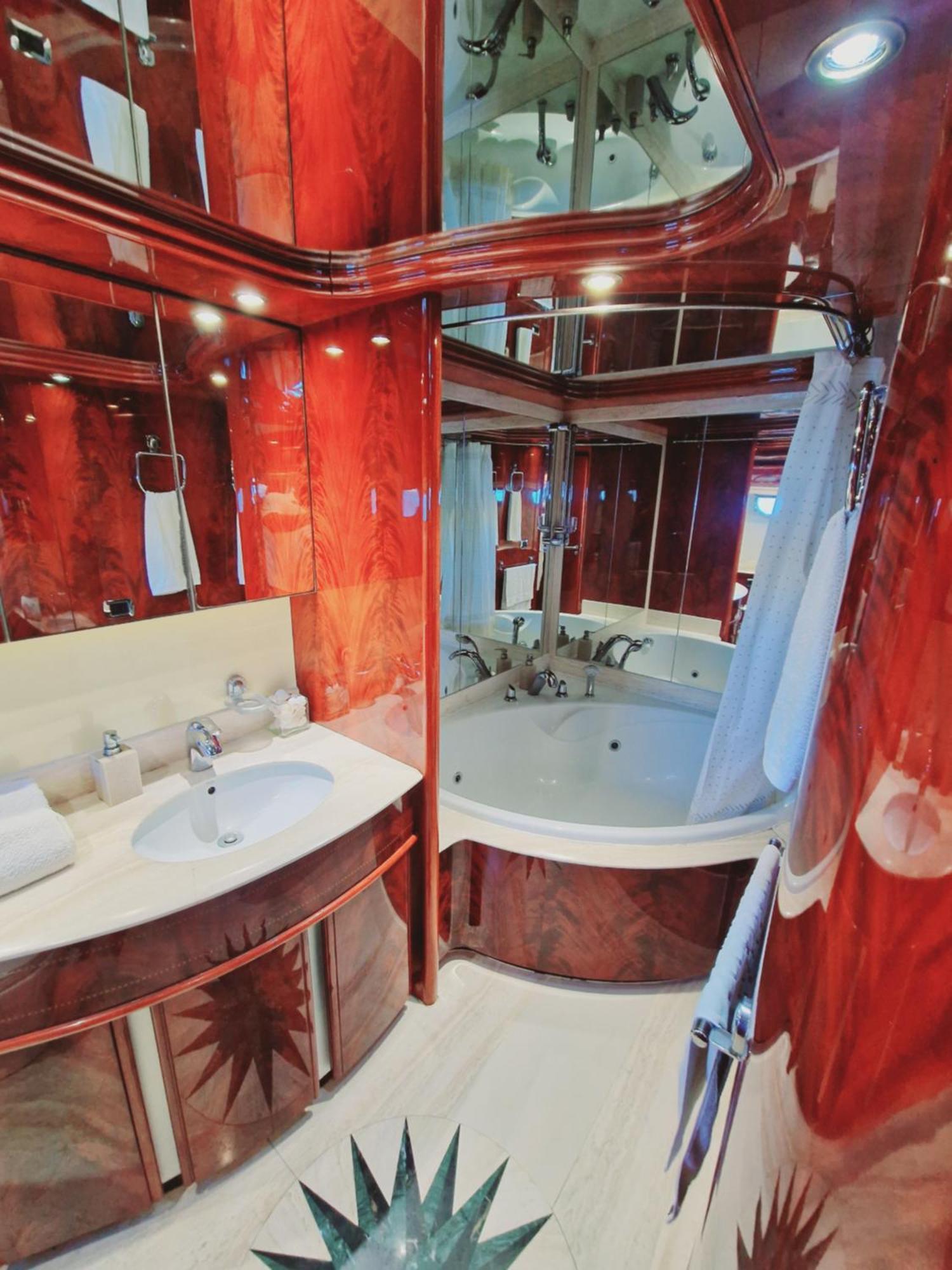 Beautiful Motor Yacht Barcelone